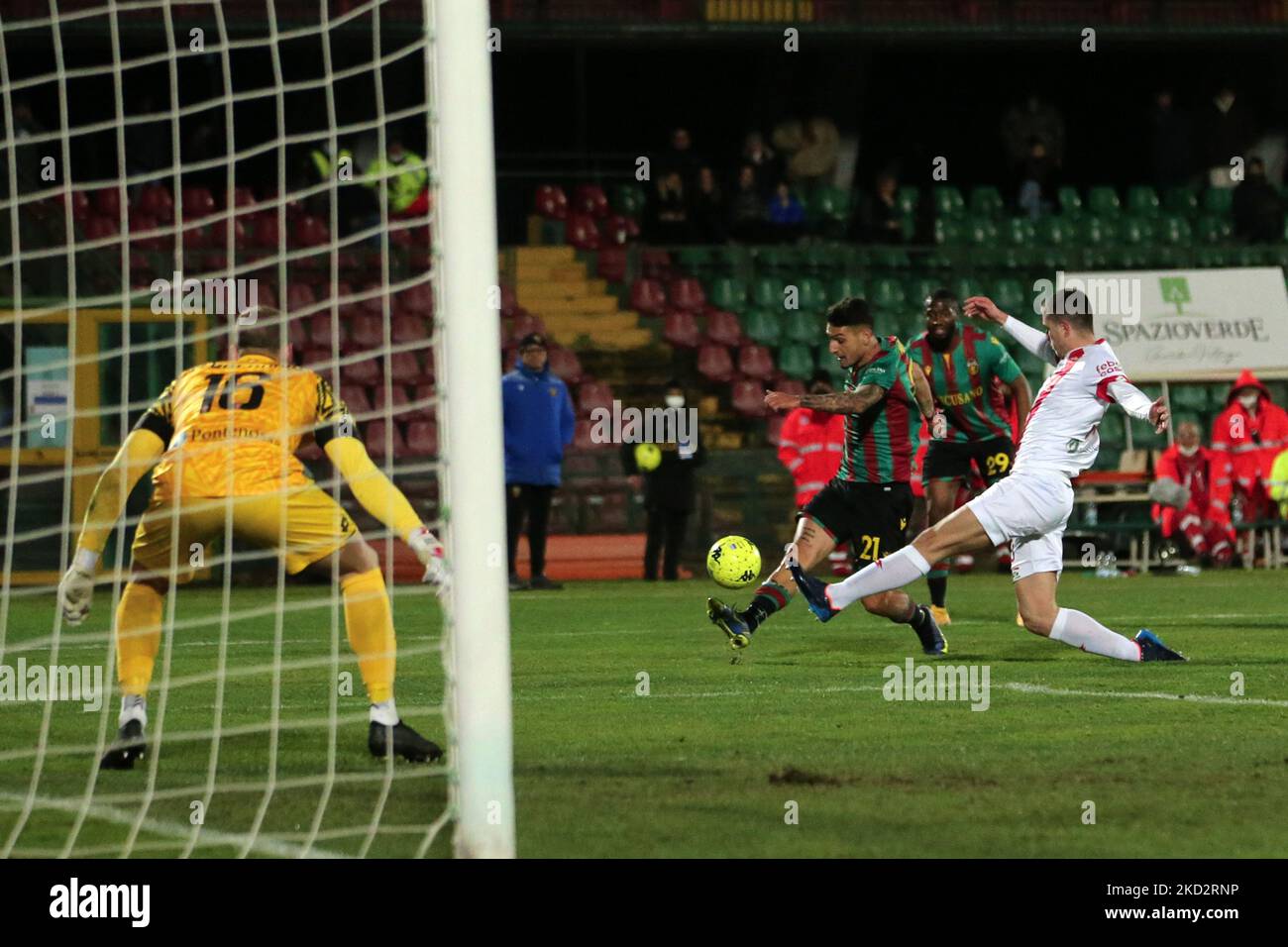 Partipilo Anthony (Ternana) try the shot during the Italian soccer Serie B match Ternana Calcio vs AC Monza on February 15, 2022 at the Stadio Libero Liberati in Terni, Italy (Photo by Luca Marchetti/LiveMedia/NurPhoto) Stock Photo