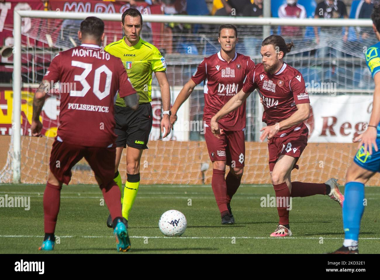 Federico Giraudo Reggina carries the ball during the Italian soccer Serie B  match Reggina 1914 vs Pordenone Calcio on February 19, 2022 at the Stadio  Oreste Granillo in Reggio Calabria, Italy (Photo