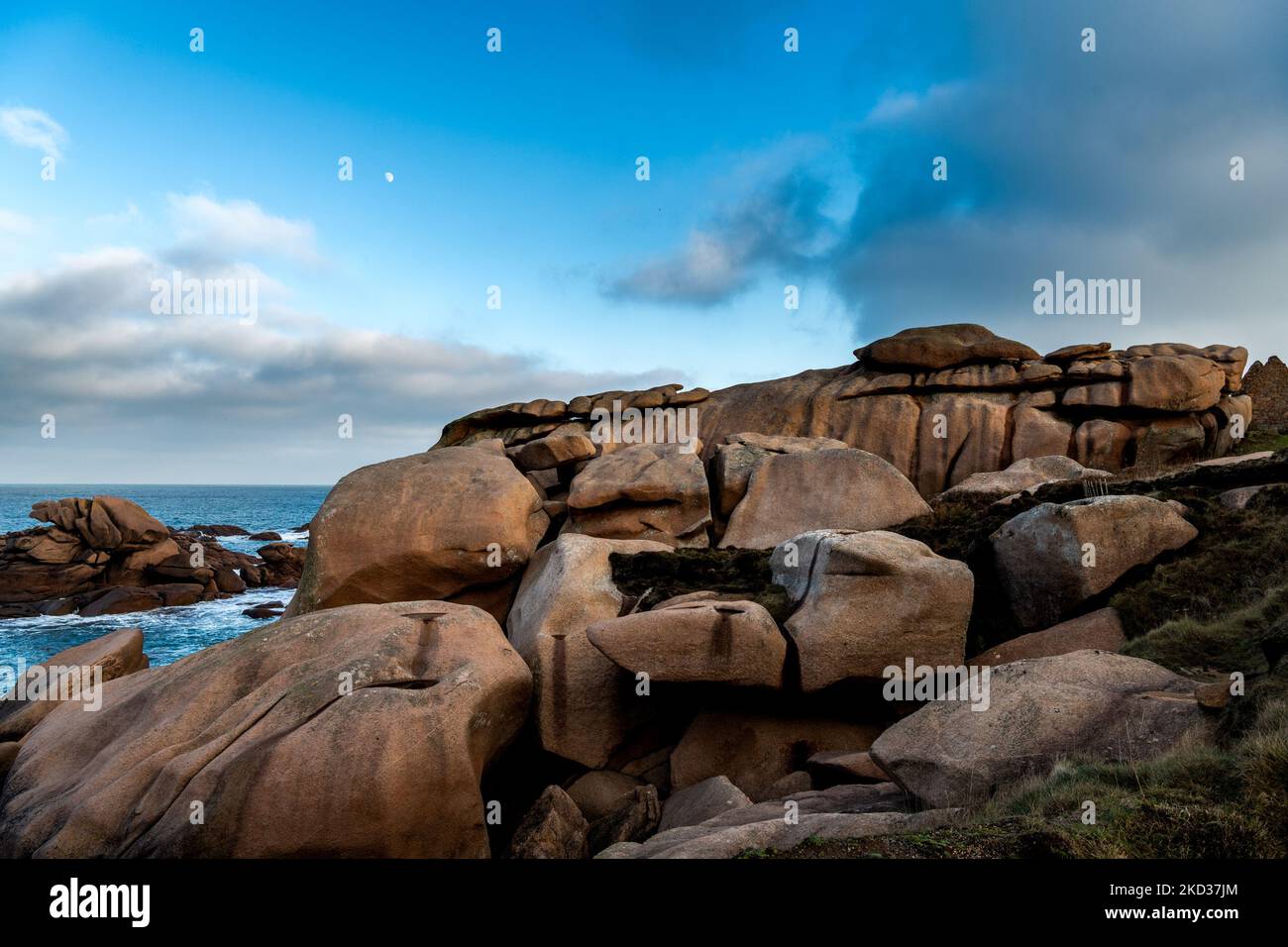France, Ploumenach, 2022-01-13. Rock formation along the pink granite coast in Brittany. Photograph by Alexander BEE / Hans Lucas. France, Ploumenach, Stock Photo