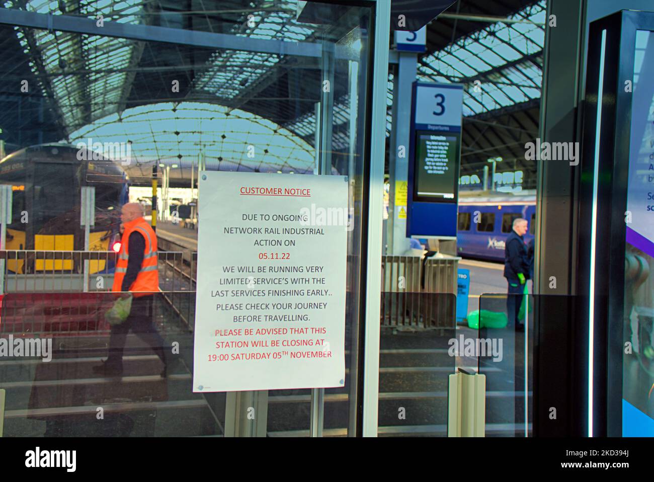Glasgow, Scotland, UK 5th November, 2022.  Cancelled rail dispute saw notices of delays due to the last minute cancelling of the strike at queen street station  with support still being given from groups in the city. Credit Gerard Ferry/Alamy Live News Stock Photo