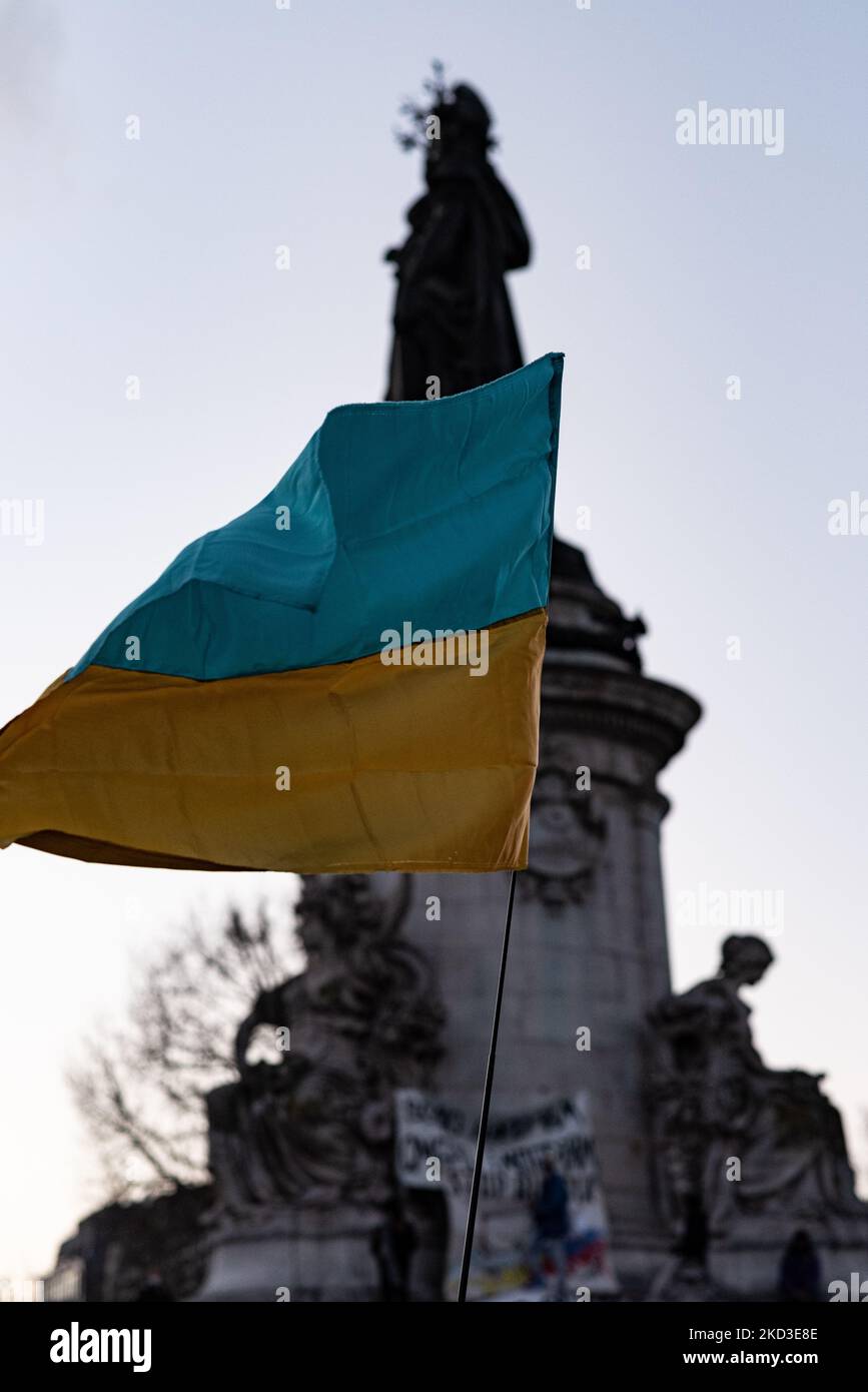 Demonstrators wave Ukrainian flags around the statue of the Republic during a demonstration called by the Union of Ukrainians in France and other associations on the Place de la République in Paris, February 24, 2022 in reaction to the invasion of Ukraine by Vladimir Putin's Russian army that morning. (Photo by Samuel Boivin/NurPhoto) Stock Photo