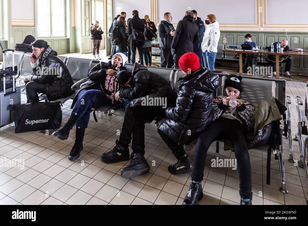 Ukrainian families wait at the railway station in Przemysl as first migrants from Ukraine arrive to Poland after Russia bombarded Ukrainian territory on February 25, 2022. As the Russian Federation army crossed Ukrainian borders the conflict between Ukraine and Russian is expected to force up 5 million Ukrainians to flee. Most of refugees will seek asylum in Poland. Most escapees arrived to border towns like Przemysl and relocate to inner cities. (Photo by Dominika Zarzycka/NurPhoto) Stock Photo