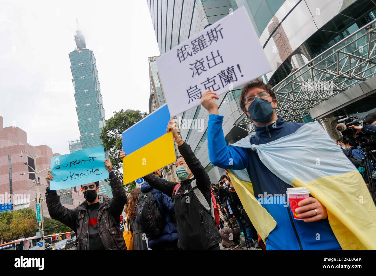 Demonstrators holding placards that read ‘We are all Ukrainians today’, and national flags of Ukraine, during a protest against Russian live-fire attacks on Ukraine, outside the Moscow-Taipei Coordination Commission in Taiwan, in Taipei, Taiwan, 25 February 2022. Several western countries including the US and UK have imposed sanctions on Russia, with Baltic states members including Lithuania and Estonia showing support of Ukraine. (Photo by Ceng Shou Yi/NurPhoto) Stock Photo