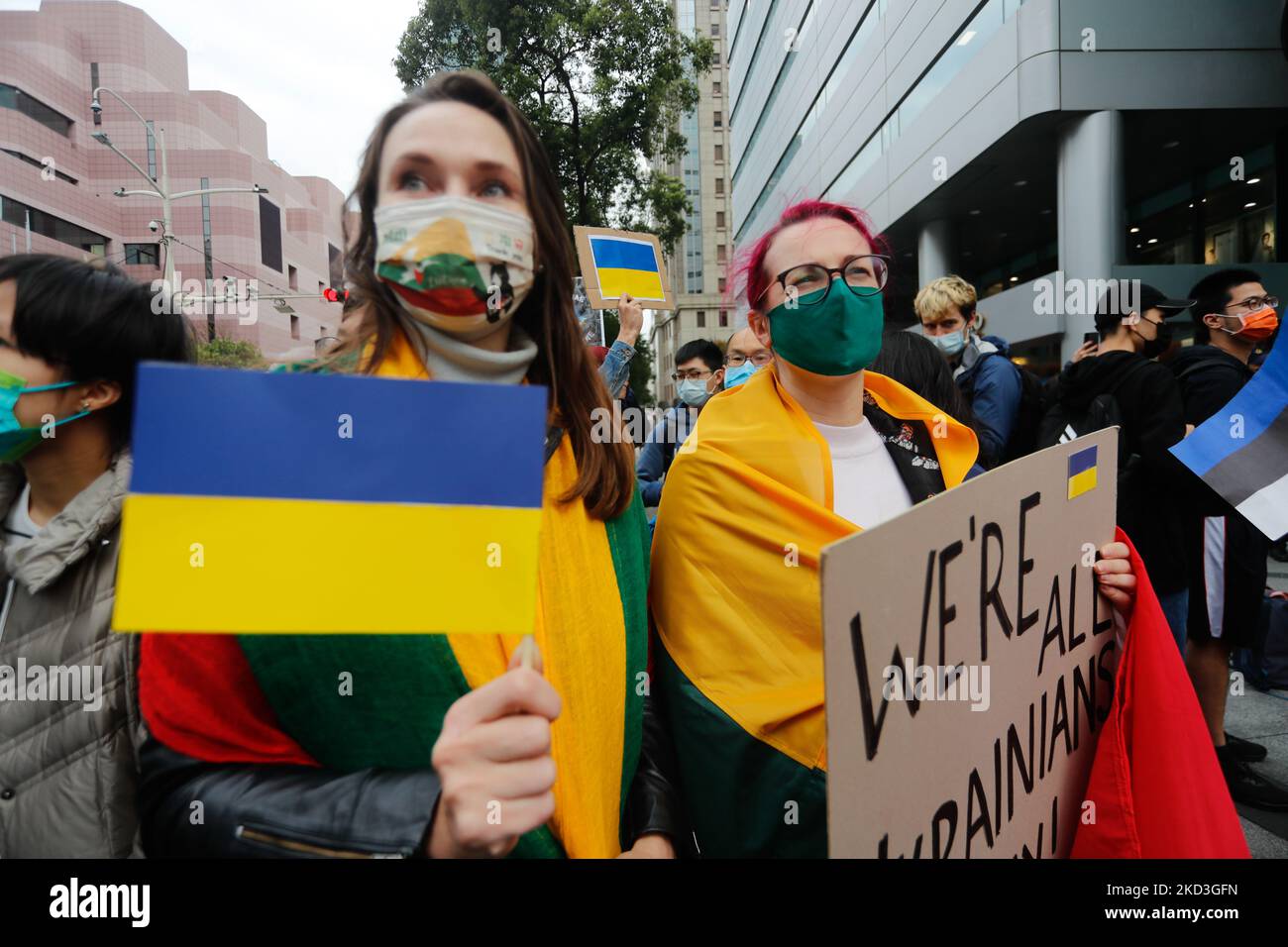 Demonstrators holding placards that read ‘We are all Ukrainians today’, and national flags of Ukraine and Lithuania, during a protest against Russian live-fire attacks on Ukraine, outside the Moscow-Taipei Coordination Commission in Taiwan, in Taipei, Taiwan, 25 February 2022. Several western countries including the US and UK have imposed sanctions on Russia, with Baltic states members including Lithuania and Estonia showing support of Ukraine. (Photo by Ceng Shou Yi/NurPhoto) Stock Photo