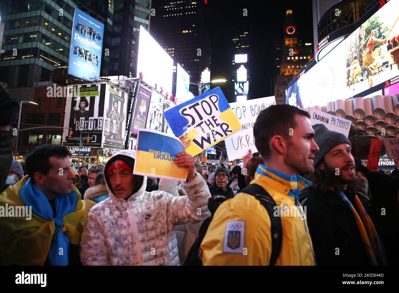 Ukraine supporters rally in Times Square holding flags, signs and chanting slogans on February 25, 2022 in New York City. People form Azerbaijan, Georgia and other indo-euroopean supporters gathered in solidarity against Russian President Vladimir Putin one day after he ordered the invasion of Ukraine. (Photo by John Lamparski/NurPhoto) Stock Photo