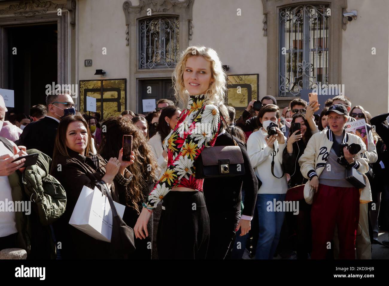 Eva Herzigova arriving at Etro fashion show during the Milan Fashion Week Fall/Winter 2022/2023 on February 25, 2022 in Milan, Italy. (Photo by Mairo Cinquetti/NurPhoto) Stock Photo