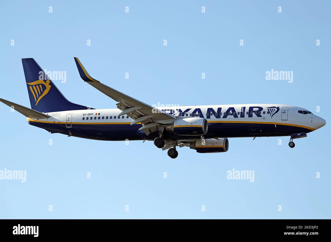 Boeng 7378AS, of Ryanair company, getting ready to land at Barcelona