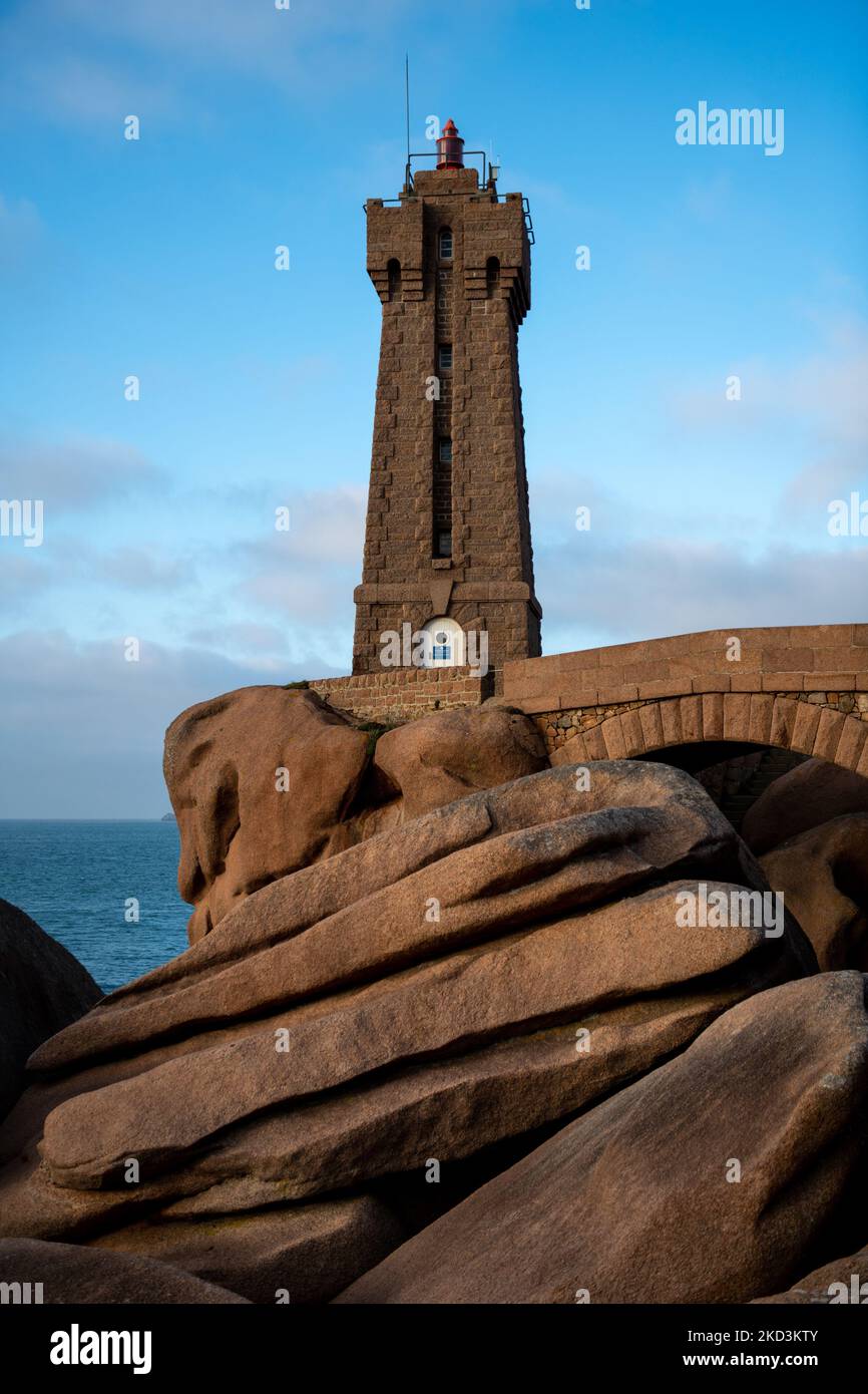 France, Ploumenach, 2022-01-13. Mean Ruz lighthouse overlooking the sea on a rock formation along the pink granite coast in Brittany. Photograph by Al Stock Photo