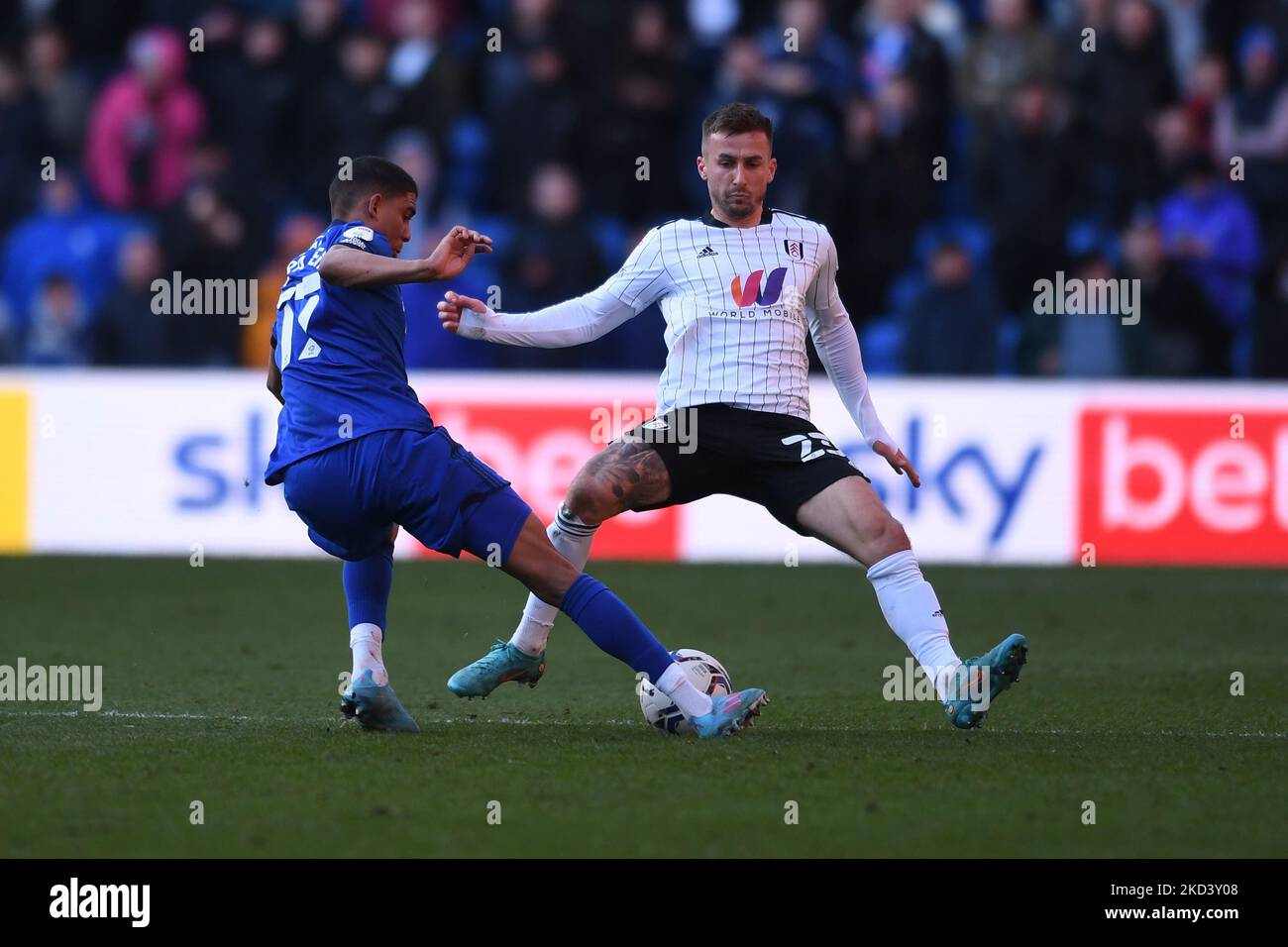 Cody Drameh in Cardiff City and Joe Bryan of Fulham during the Sky Bet Championship match between Cardiff City and Fulham at the Cardiff City Stadium, Cardiff on Saturday 26th February 2022. (Photo by Jeff Thomas/MI News/NurPhoto) Stock Photo