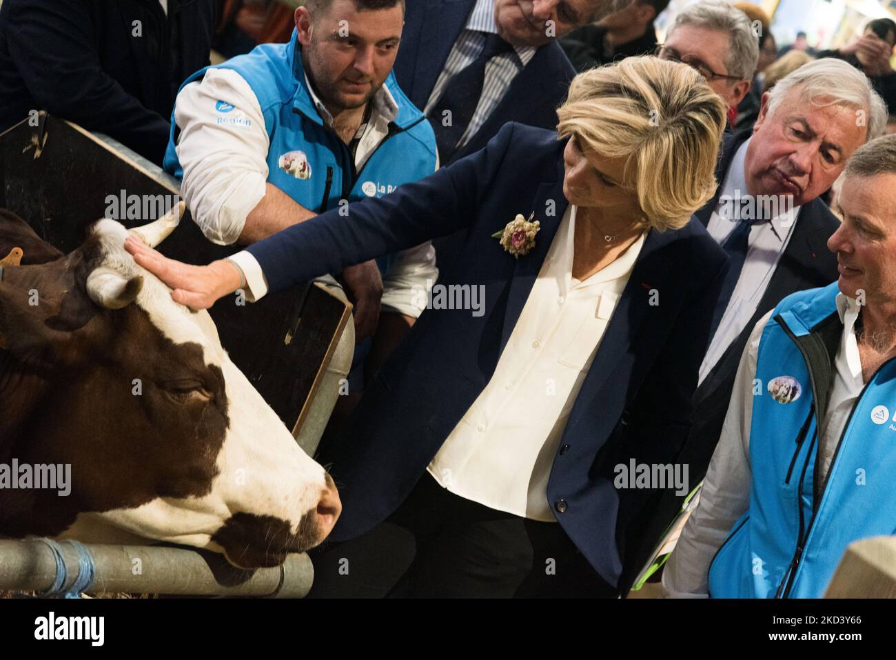 Valérie Pécresse, candidate for the French presidential election for the liberal right-wing party Les Républicains (LR), strokes the cow 'Neige' muse of the 2022 edition of the show during the traditional visit of the presidential candidates of the International Agricultural Show currently held at the Parc des Exposition de la Porte de Versailles in Paris on February 28, 2022. (Photo by Samuel Boivin/NurPhoto) Stock Photo