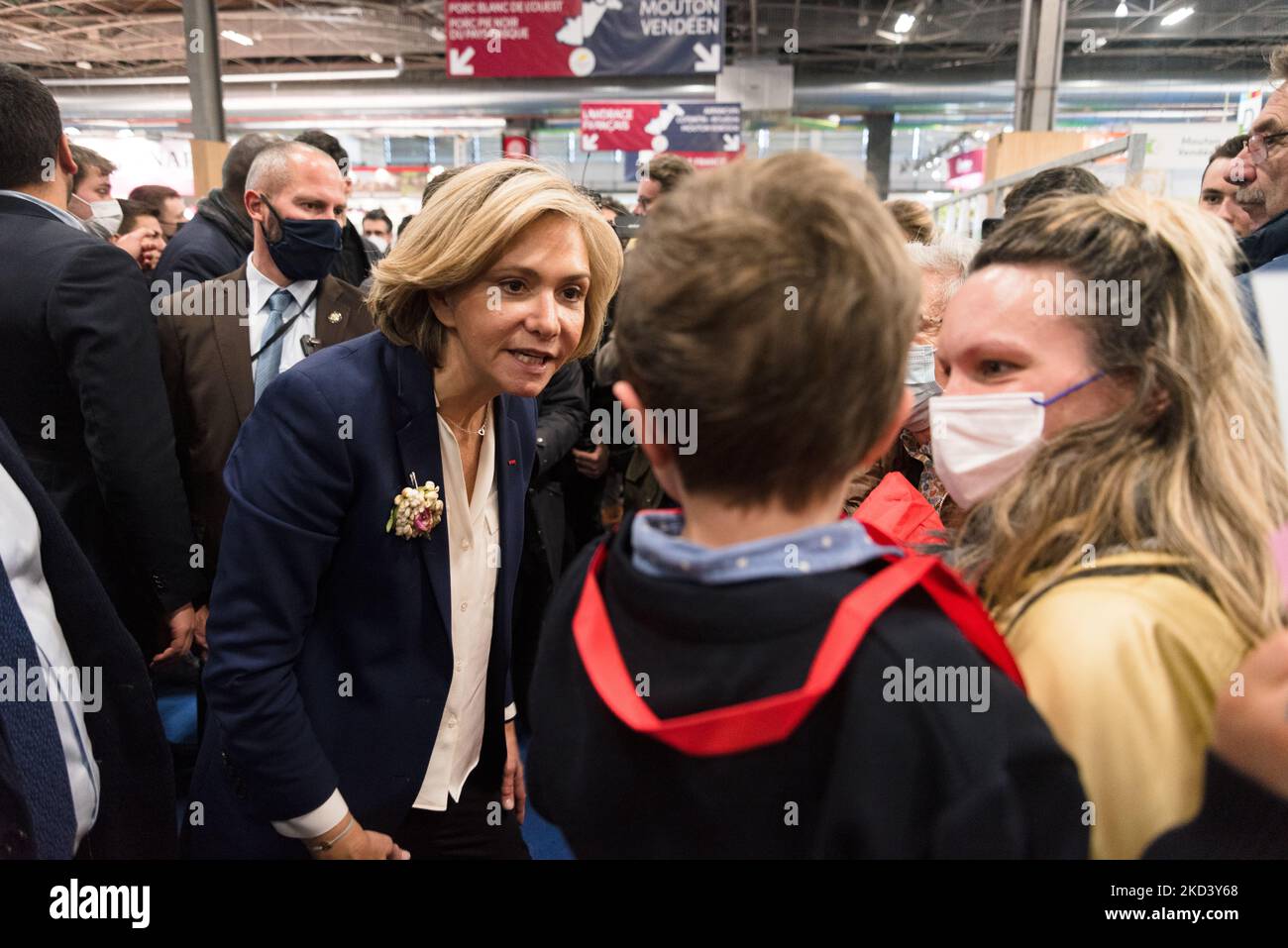 Valérie Pécresse, French presidential candidate for the liberal right-wing party Les Républicains (LR), chats with a child she met in an aisle during the traditional visit of presidential candidates to the International Agricultural Show currently held at the Parc des Exposition de la Porte de Versailles in Paris on February 28, 2022. (Photo by Samuel Boivin/NurPhoto) Stock Photo