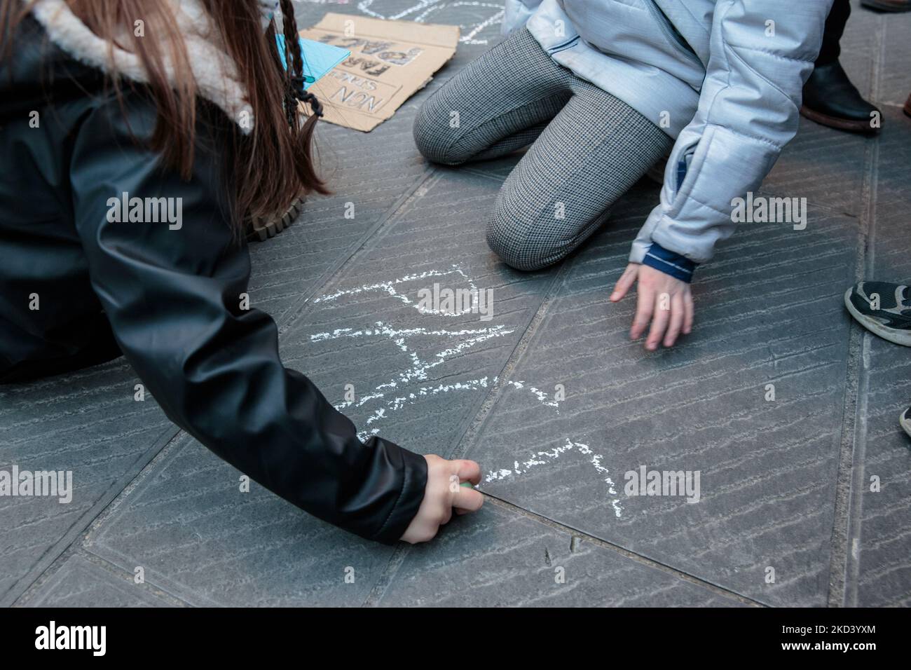 Children writing the word peace on the floor in Pisa, Italy, on February 28, 2022. As Russian troops invade Ukraine, antiwar protesters have been gathering around the world to demonstrate against Russian aggression. (Photo by Enrico Mattia Del Punta/NurPhoto) Stock Photo