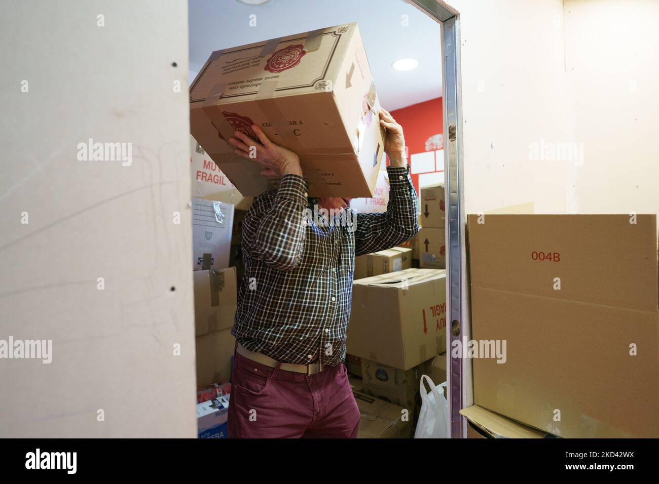 People organizing aid material, as medicines, food, winter clothes and