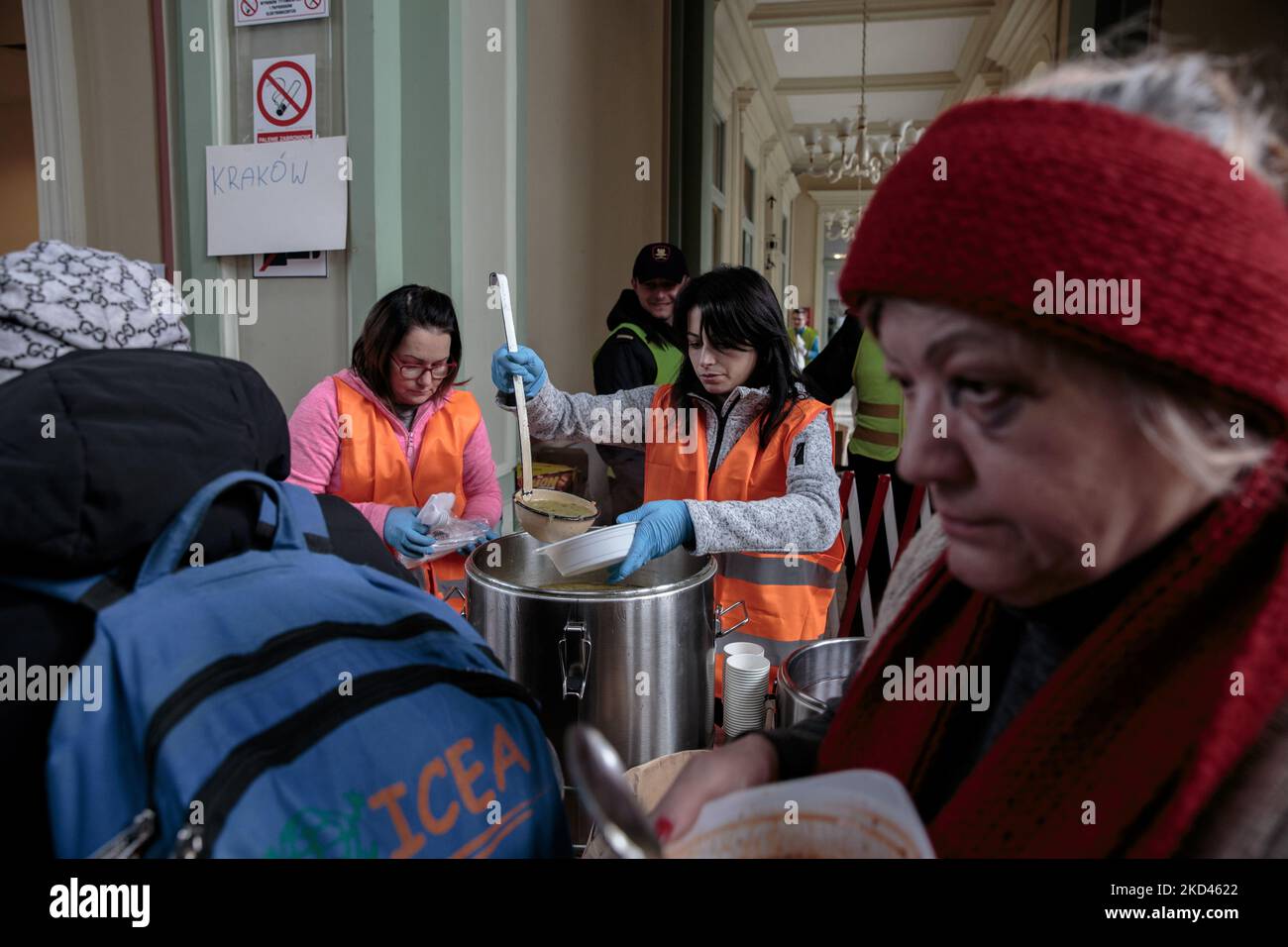 Ukrainians arriving at the train station in Przemysl, Poland, on March 3, 2022. More than 1 million refugees flee Ukraine in one week since the Russian invasion. While the conflict continues the war refugees keep fleeing from their hometown reaching the Poland border to get access to the European Union. (Photo by Enrico Mattia Del Punta/NurPhoto) Stock Photo