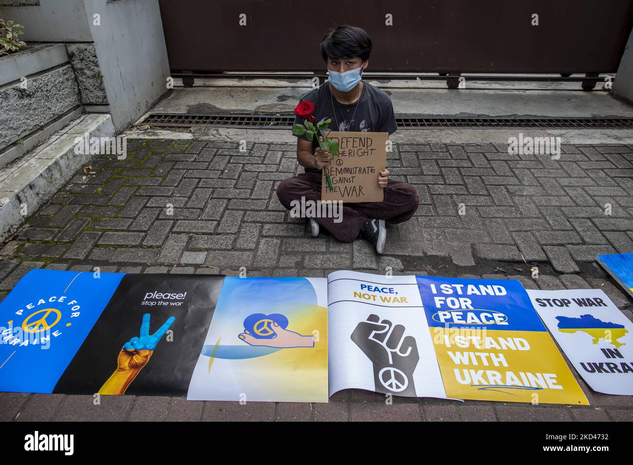Around 15 people including some Ukrainians in Jakarta protested in front of the Russian embassy, Jakarta. They asked for the war between Russia and Ukraine to end immediately in Jakarta, Indonesia, on 04 March 2022. (Photo by Donal Husni/NurPhoto) Stock Photo