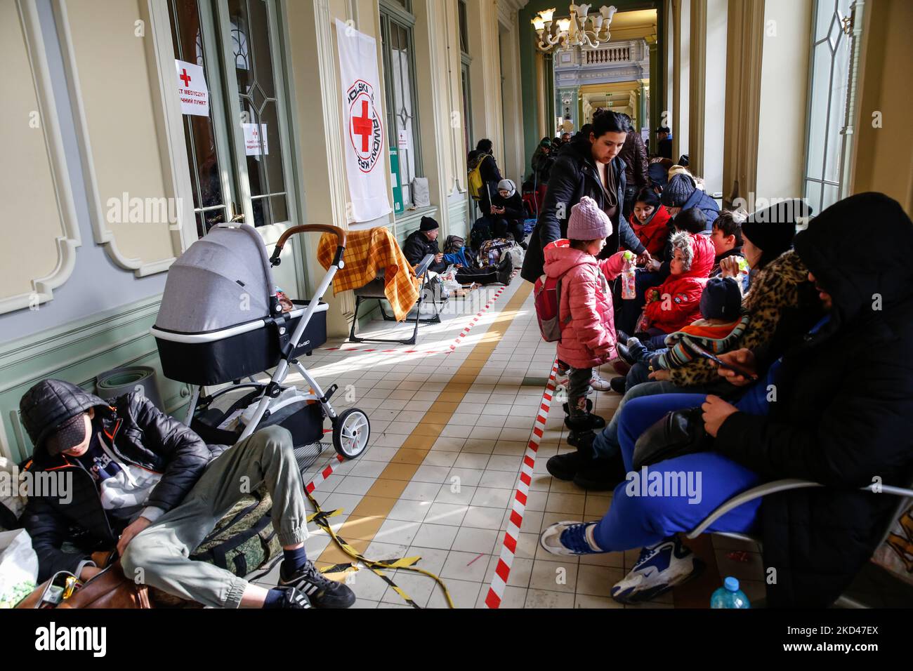 Ukrainians arrive at the railway station in Przemysl as more than 500 thousand people already fled Ukraine for Poland as a result of Russian invasion - March 4, 2022. As the Russian Federation army crossed Ukrainian borders the conflict between Ukraine and Russian is expected to force up to 4 million Ukrainians to flee. Many of the refugees will seek asylum in Poland. Most escapees arrived to border towns like Przemysl and are relocated to inner cities. (Photo by Dominika Zarzycka/NurPhoto) Stock Photo