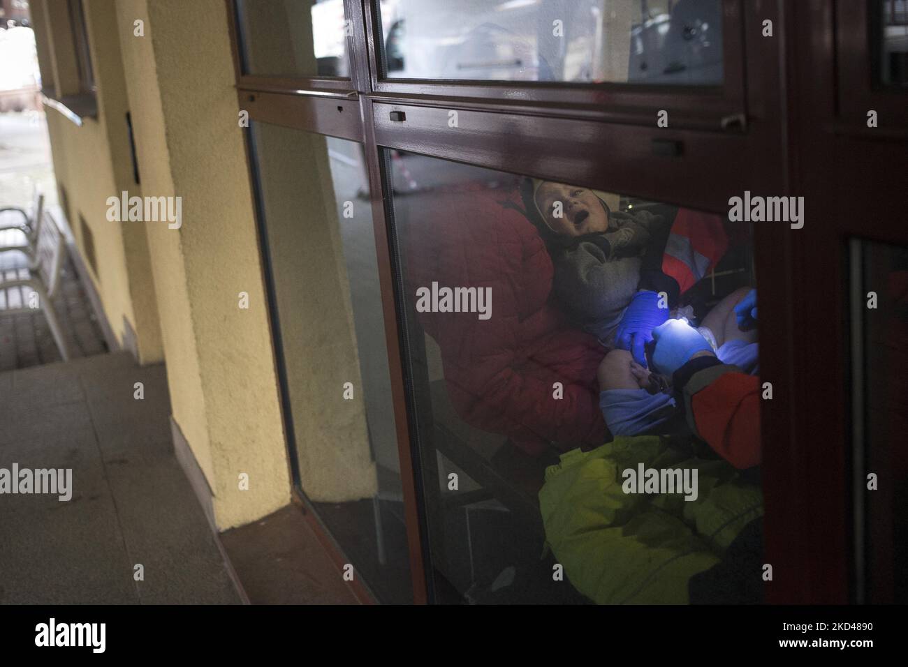 Rescuer treats the injured child seen in Przemysl on March 4, 2022. (Photo by Maciej Luczniewski/NurPhoto) Stock Photo