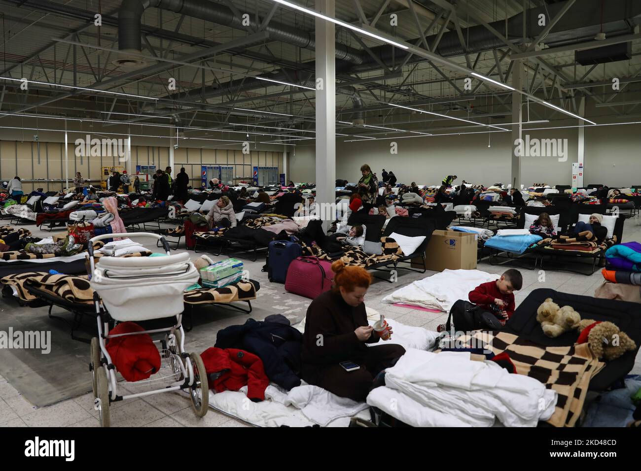 Temporary shelter for people fleeing from Ukraine organised at the former supermarket in Przemysl, Poland on March 5, 2022. Thousands of refugees cross the Ukrainian-Polish border after the Russian invasion. (Photo by Jakub Porzycki/NurPhoto) Stock Photo