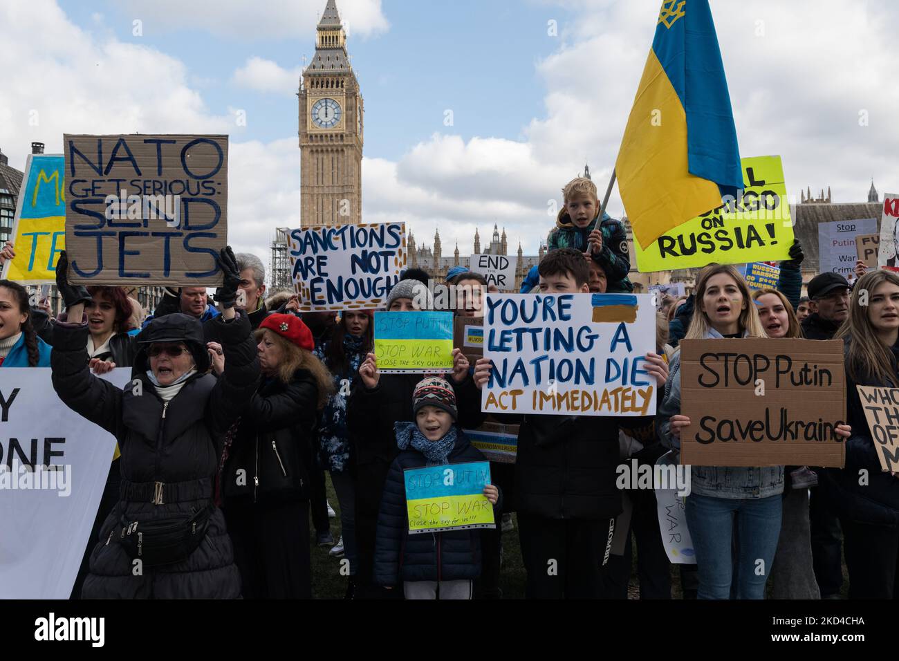 LONDON, UNITED KINGDOM - MARCH 06, 2022: Ukrainian people and their supporters demonstrate in Parliament Square calling on the British government to support Ukraine by supplying air defence and anti-missile systems, implementing further sanctions including ban on energy trade, exclusion of all Russian banks from Swift payment network and help for refugees on the 11th day of Russian military invasion into the Ukrainian territory on March 06, 2022 in London, England. (Photo by WIktor Szymanowicz/NurPhoto) Stock Photo