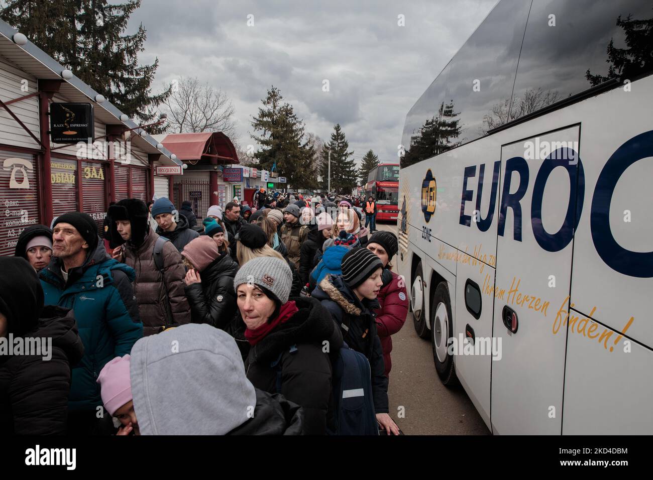 Ukrainians in the cue to enter Poland in Shehyni, Ukraine, on March 6, 2022. More than 1 million refugees flee Ukraine in one week since the Russian invasion. While the conflict continues the war refugees keep fleeing from their hometown reaching the Poland border to get access to the European Union. (Photo by Enrico Mattia Del Punta/NurPhoto) Stock Photo