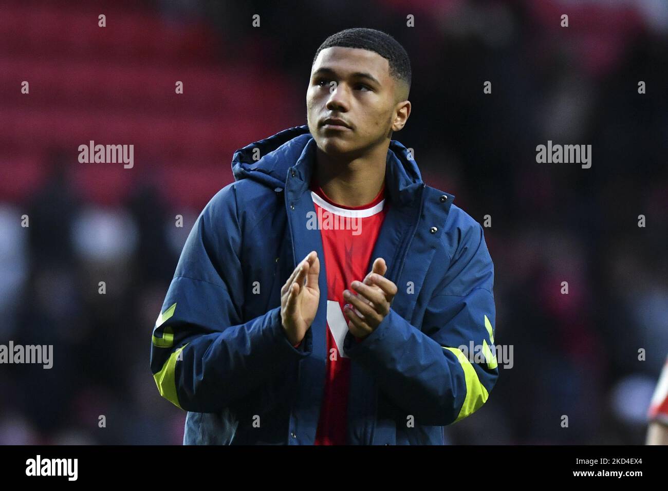 Karoy Anderson of Charlton applauds the fans after the Sky Bet League 1 match between Charlton Athletic and Sunderland at The Valley, London on Saturday 5th March 2022. (Photo by Ivan Yordanov/MI News/NurPhoto) Stock Photo
