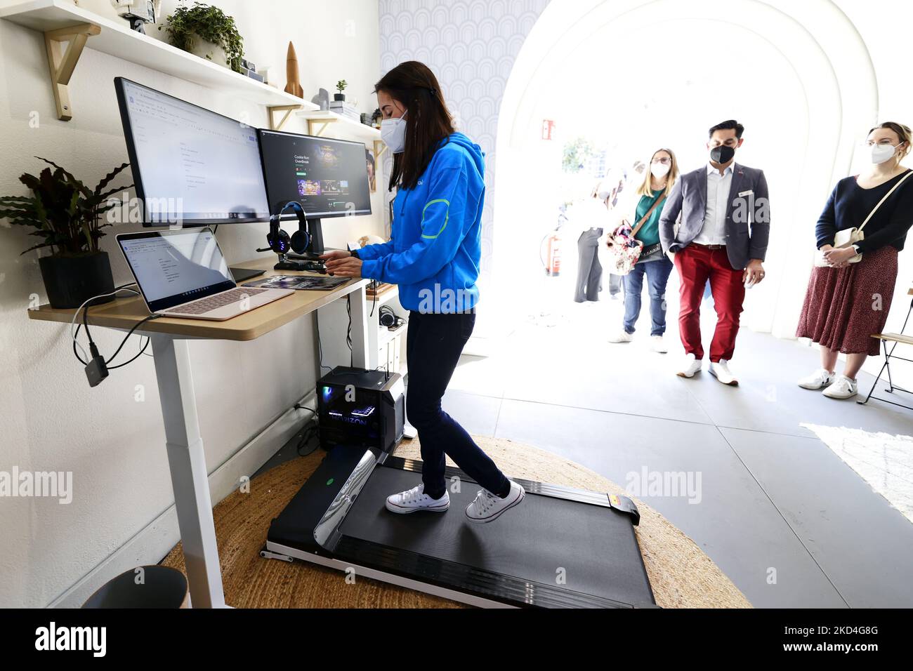 A Google Android assistant demonstrating the features of a connected smart house at the Android Avenue during the Mobile World Congress (MWC) the biggest trade show of the sector focused on mobile devices, 5G, IOT, AI and big data, celebrated in Barcelona, on March 3, 2022 in Barcelona, Spain. (Photo by Joan Cros/NurPhoto) Stock Photo