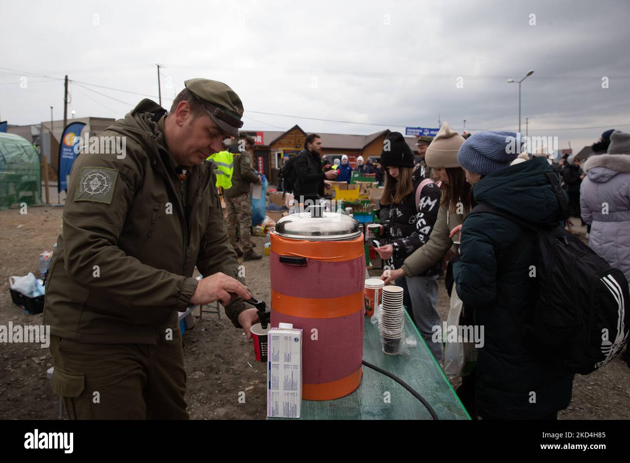 Poland military serving tea to refugees in Medyka, Poland, on March 6, 2022. More than 1 million and a half refugees flew Ukraine since the Russian invasion. While the conflict continues the war refugees keep fleeing from their hometown reaching the Poland border to get access to the European Union. (Photo by Enrico Mattia Del Punta/NurPhoto) Stock Photo