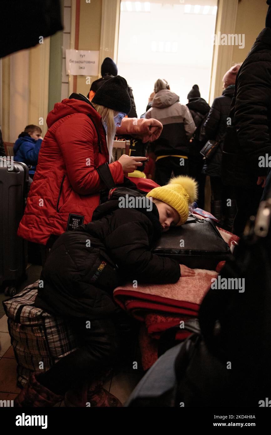A kid sleeping while waiting at the train station in Przemysl, Poland, on March 6, 2022. More than 1 million and a half refugees flew Ukraine since the Russian invasion. While the conflict continues the war refugees keep fleeing from their hometown reaching the Poland border to get access to the European Union. (Photo by Enrico Mattia Del Punta/NurPhoto) Stock Photo