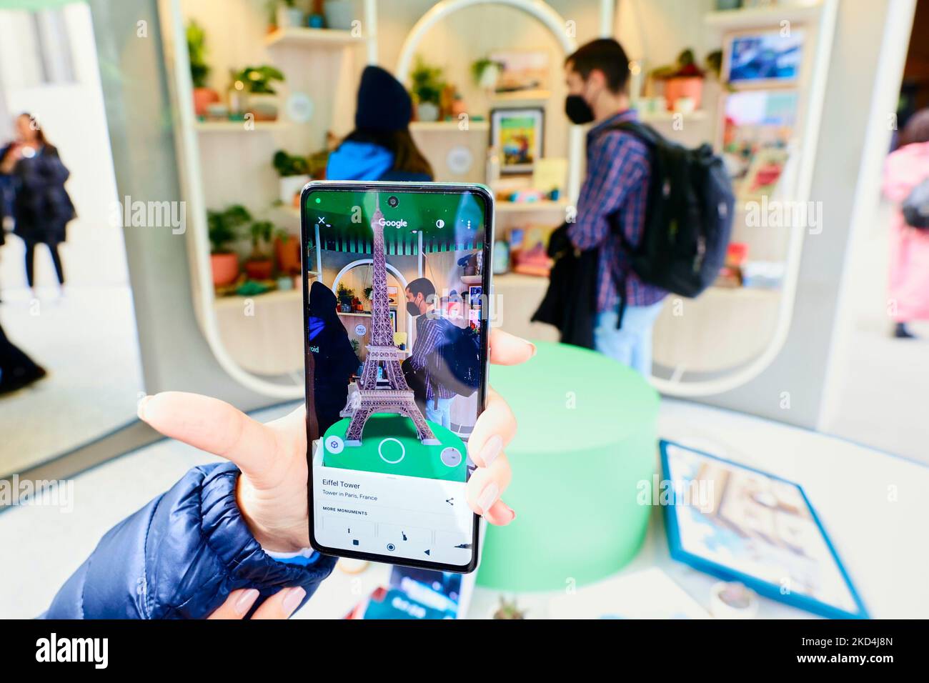 A Google assistant showing the Google AR Search features by viewing the Tour Eiffel in augmented reality. The American company has recently added 98 3D monuments for users to visualize and where demonstrating this features on the Android Avenue during the Mobile World Congress (MWC) the biggest trade show of the sector focused on mobile devices, 5G, IOT, AI and big data, celebrated, on March 3, 2022 in Barcelona, Spain. (Photo by Joan Cros/NurPhoto) Stock Photo
