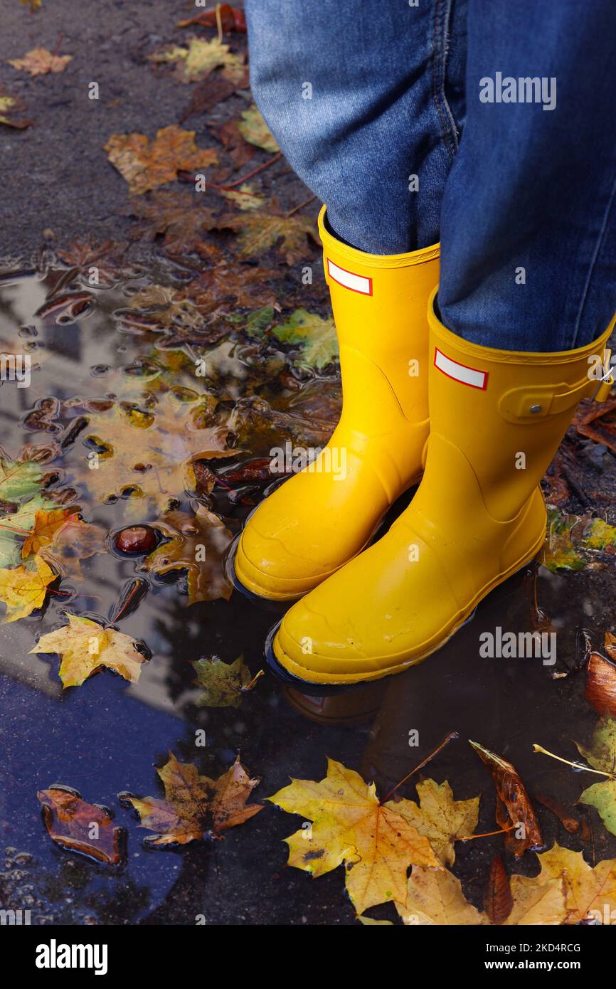 PUDDLE ANKLE BOOT IN BRIGHT YELLOW RUBBER