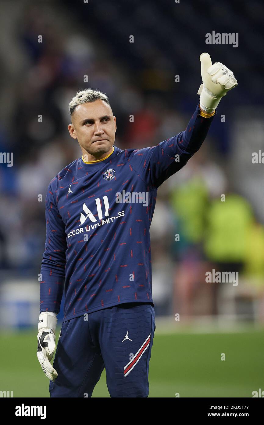 Keylor Navas of PSG greets prior the UEFA Champions League Round Of Sixteen  Leg Two match between Real Madrid and Paris Saint-Germain at Estadio  Santiago Bernabeu on March 9, 2022 in Madrid,