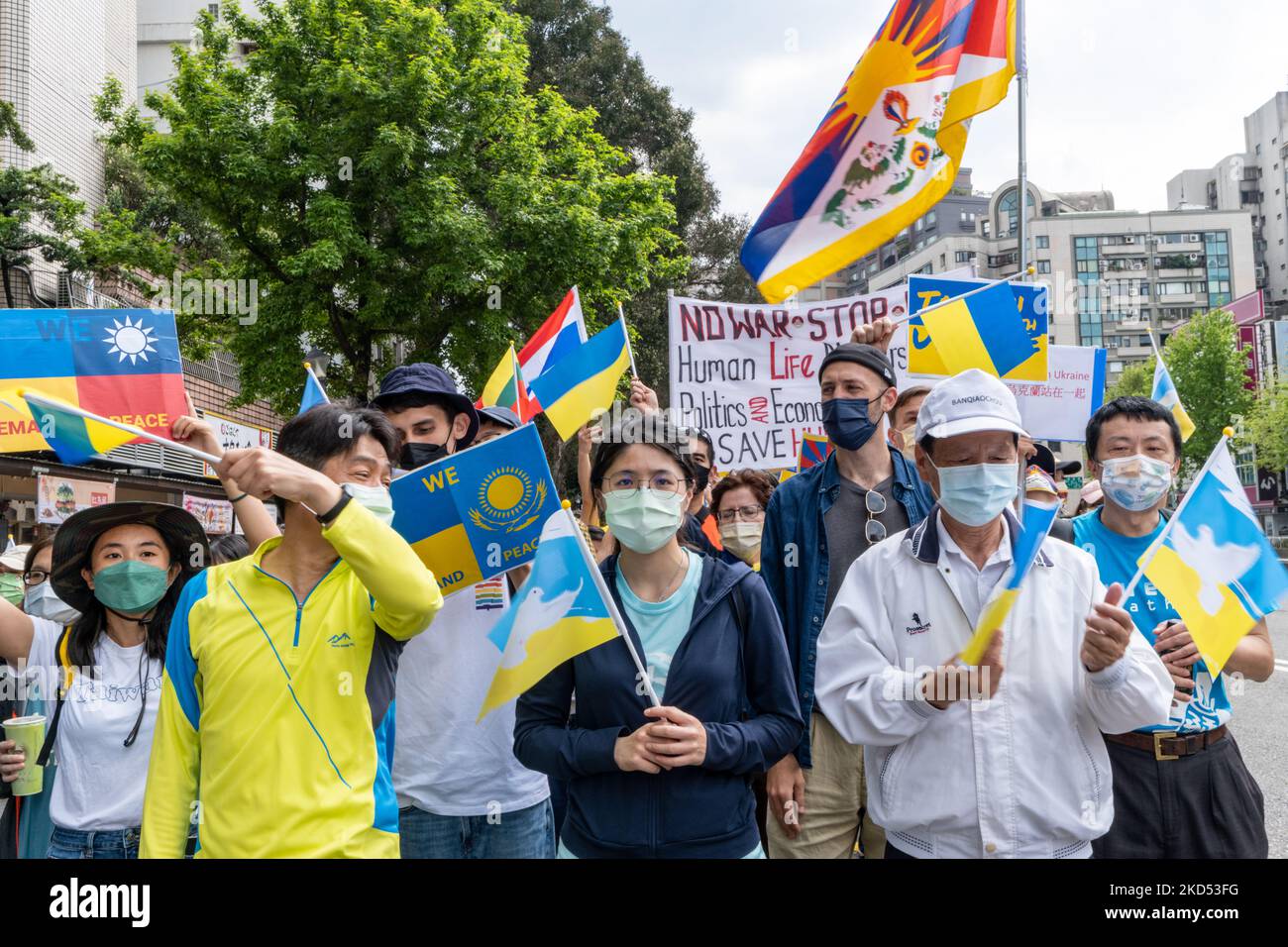 Group of People marching in the streets of Taipei holding pro-Ukrainian signs and banner’s yelling “No more war in Ukraine”. Taipei, Taiwan. Sunday, March 13 of 2022. (Photo by Jose Lopes Amaral/NurPhoto) Stock Photo