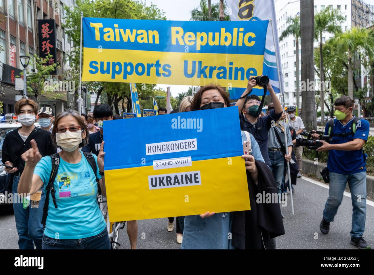 Group of People marching in the streets of Taipei holding pro-Ukrainian signs and banner’s yelling “No more war in Ukraine”. Taipei, Taiwan. Sunday, March 13 of 2022. (Photo by Jose Lopes Amaral/NurPhoto) Stock Photo