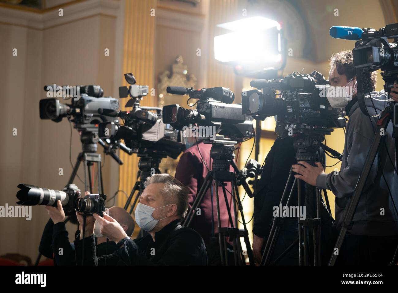 Cameras and camera operators during the Lublin Triangle (Ukraine, Poland, Lithuania) Summit at Royal Castle in Warsaw, Poland, on March 14, 2022. (Photo by Mateusz Wlodarczyk/NurPhoto) Stock Photo