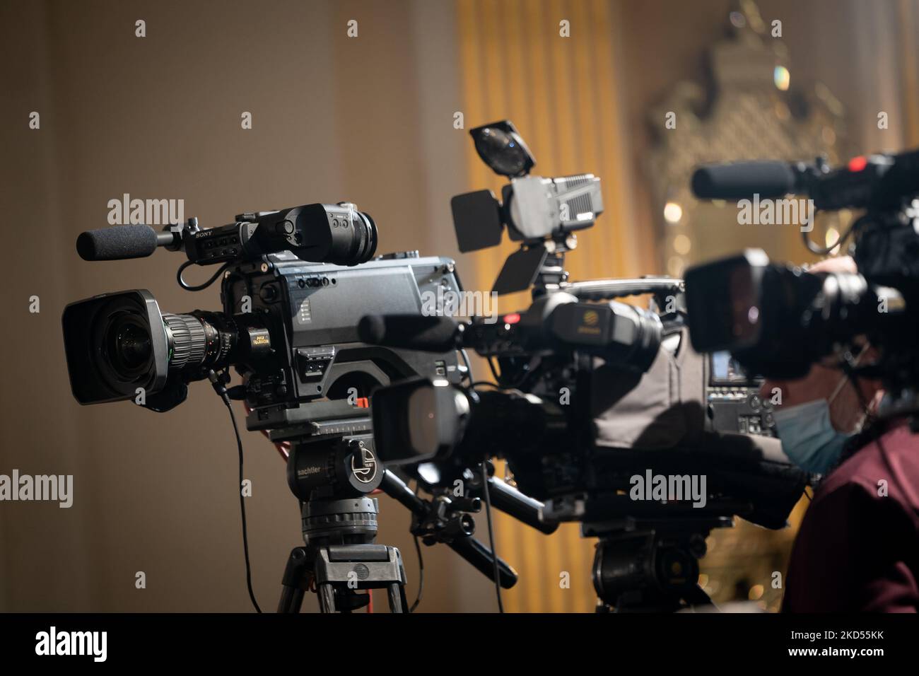 Cameras and camera operators during the Lublin Triangle (Ukraine, Poland, Lithuania) Summit at Royal Castle in Warsaw, Poland, on March 14, 2022. (Photo by Mateusz Wlodarczyk/NurPhoto) Stock Photo
