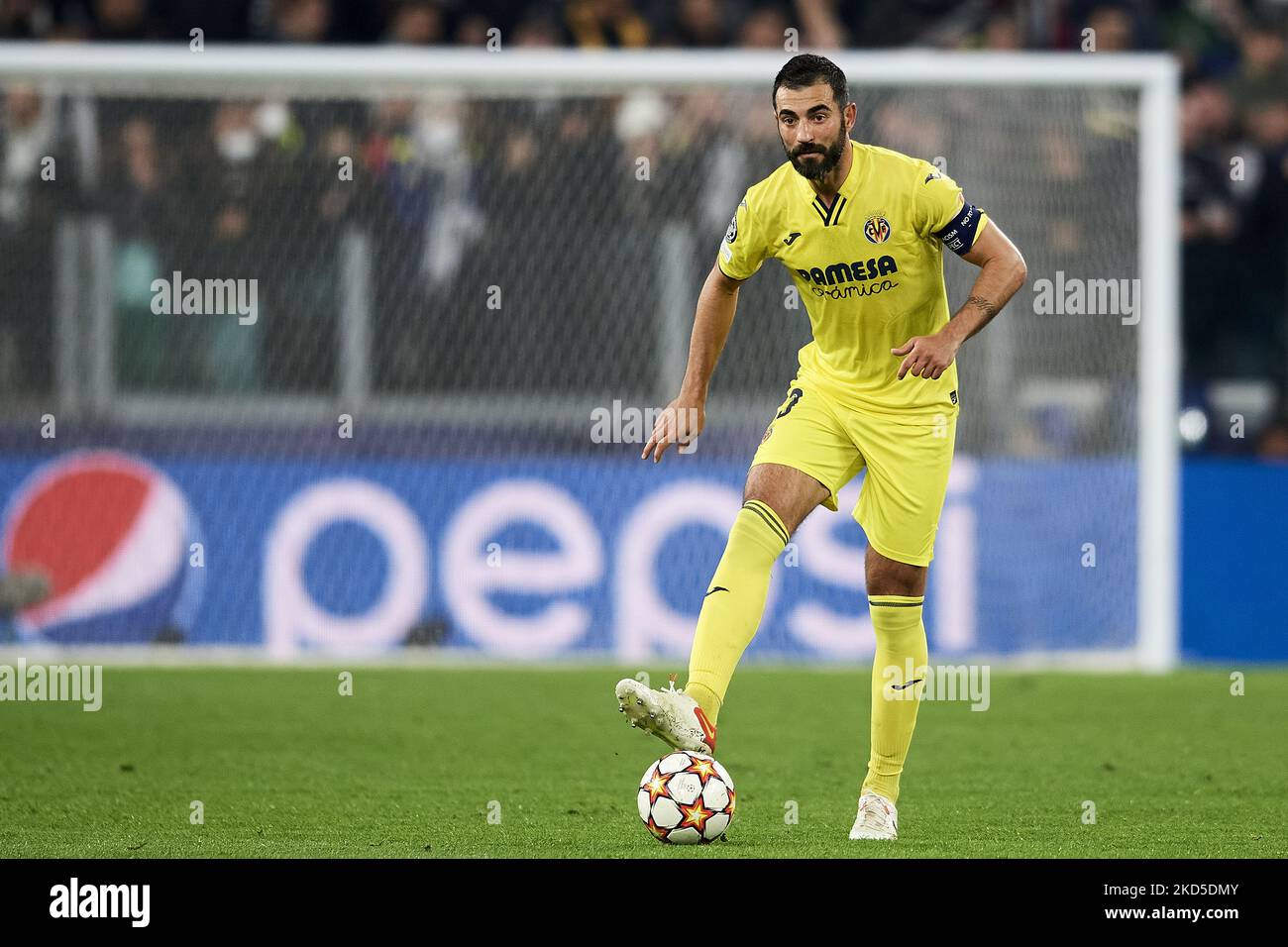Raul Albiol of Villarreal controls the ball during the UEFA Champions League Round Of Sixteen Leg Two match between Juventus and Villarreal CF at Juventus Stadium on March 16, 2022 in Turin, Italy. (Photo by Jose Breton/Pics Action/NurPhoto) Stock Photo