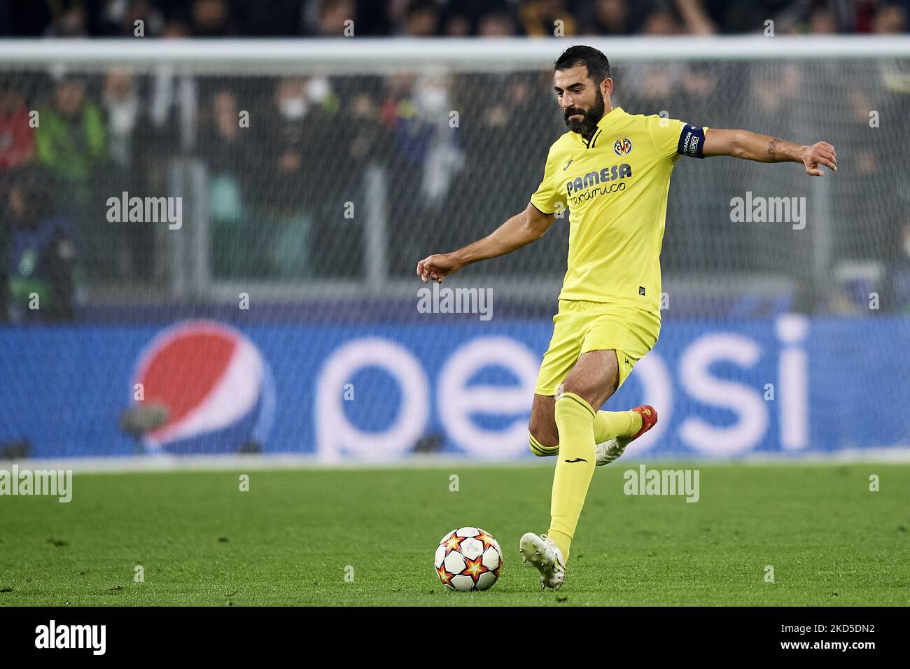 Raul Albiol of Villarreal controls the ball during the UEFA Champions League Round Of Sixteen Leg Two match between Juventus and Villarreal CF at Juventus Stadium on March 16, 2022 in Turin, Italy. (Photo by Jose Breton/Pics Action/NurPhoto) Stock Photo