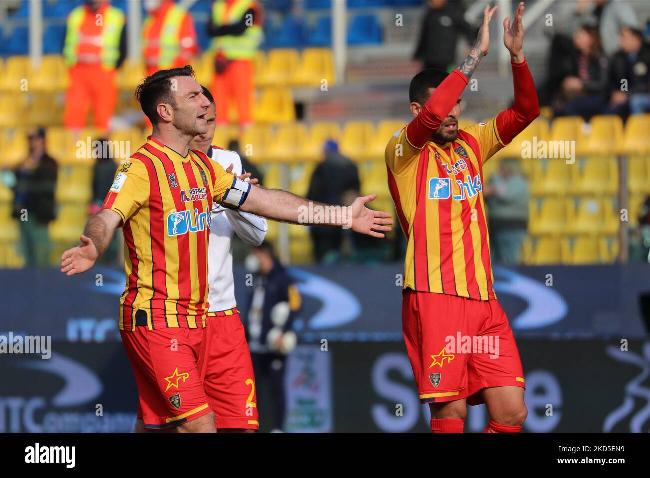 Captain Fabio Lucioni (US Lecce) raises the cup to the sky for the