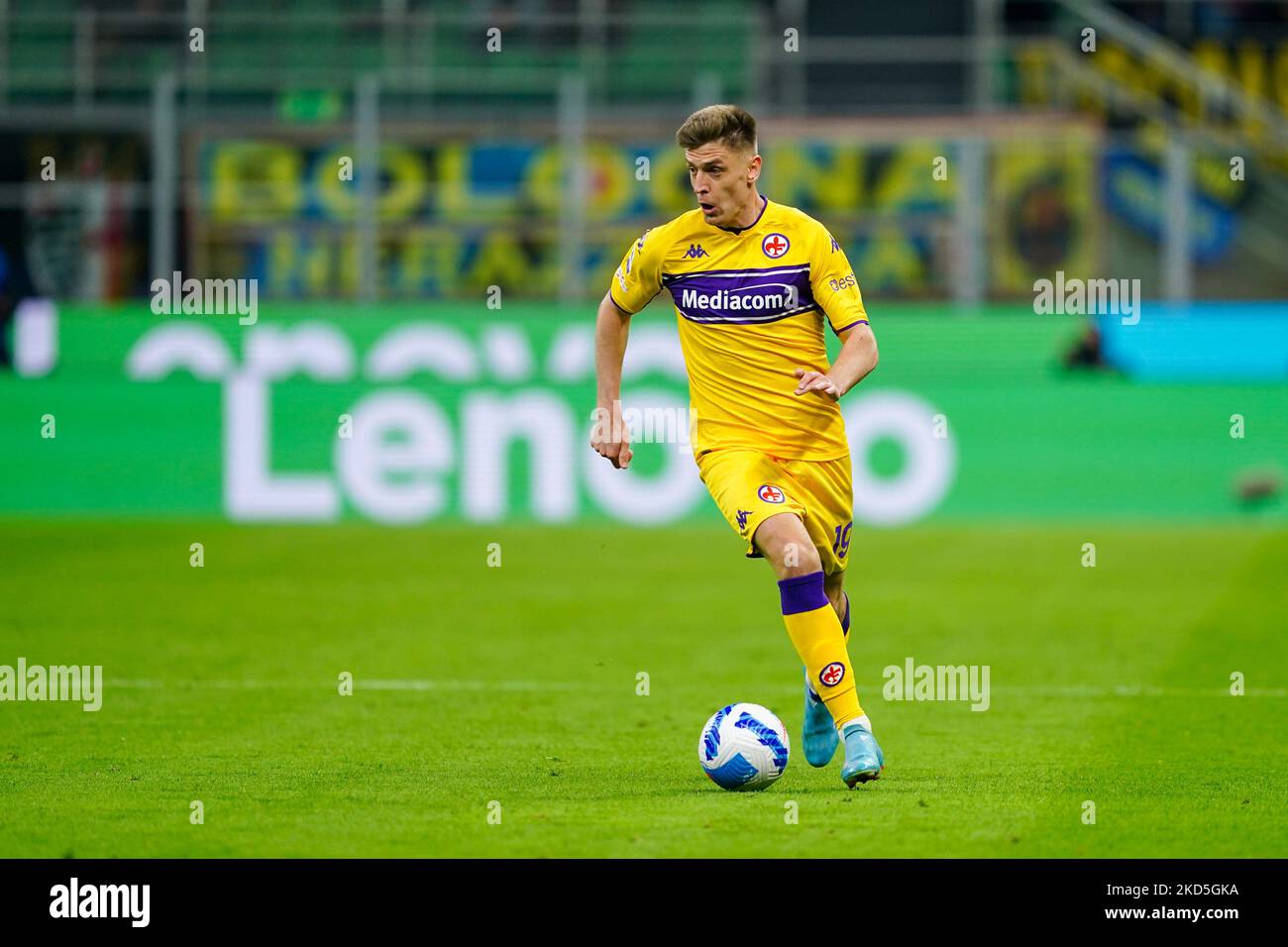 Florence, Italy. 21st May, 2022. Leonardo Bonucci of Juventus FC and  Krzysztof Piatek of ACF Fiorentina compete for the ball during the Serie A  2021/2022 football match between ACF Fiorentina and Juventus