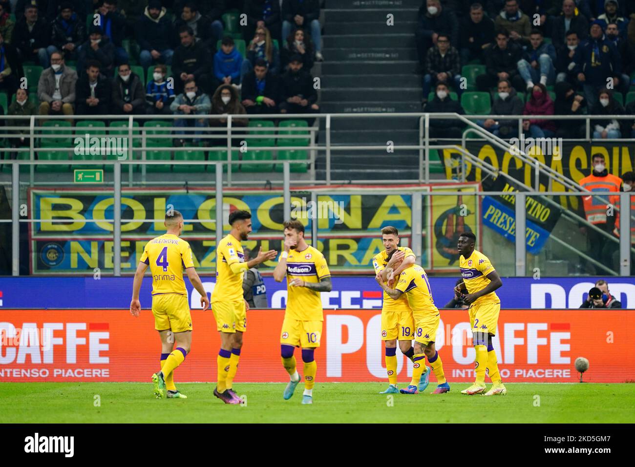 The team (ACF Fiorentina) celebrates the goal of Lucas Torreira (ACF Fiorentina) during the Italian championship Serie A football match between FC Internazionale and ACF Fiorentina on March 19, 2022 at Giuseppe Meazza stadium in Milan. (Photo by Luca Rossini/NurPhoto) Stock Photo