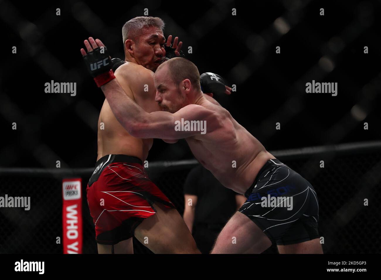 Gunnar Nelson lands a right hand on Takashi Sato during UFC Fight Night 204 at the O2 Arena, Greenwich on Saturday 19th March 2022. (Photo by Kieran Riley/MI News/NurPhoto) Stock Photo