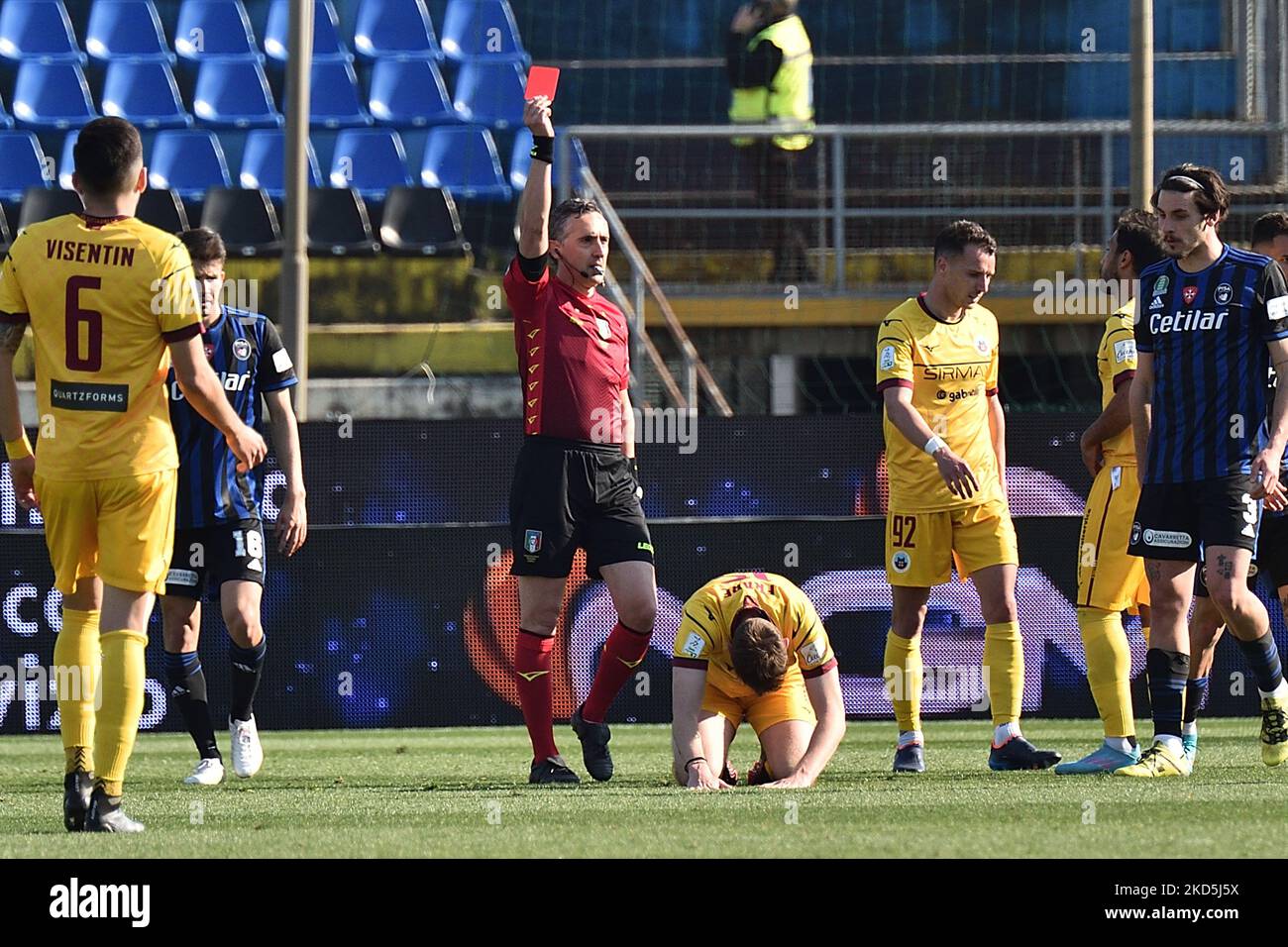 The referee Gianluca Aureliano during the Italian soccer Serie B match AC  Pisa vs AS Cittadella on March 20, 2022 at the Arena Garibaldi in Pisa,  Italy (Photo by Gabriele Masotti/LiveMedia/NurPhoto Stock