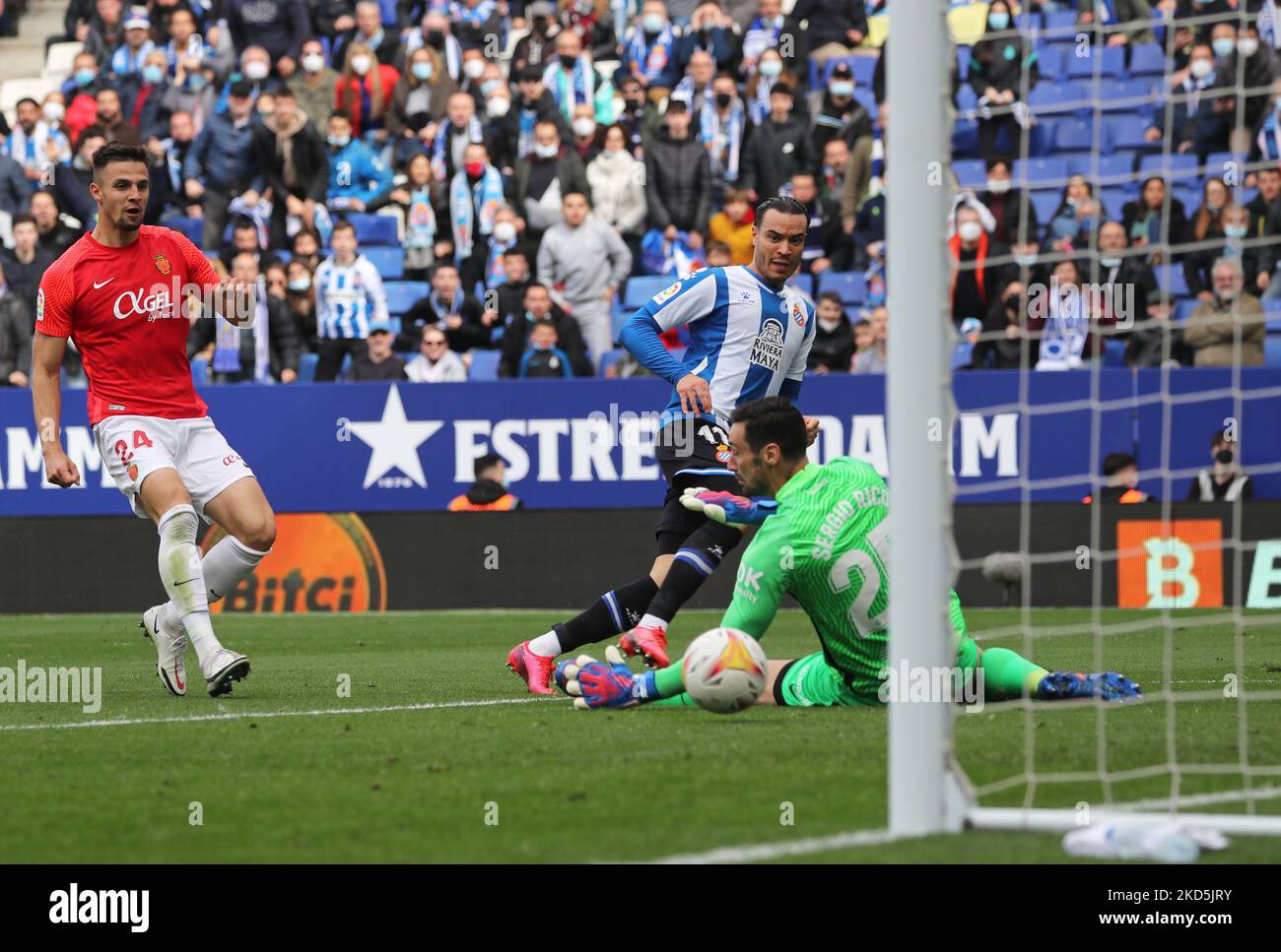 Raul de Tomas scores during the match between RCD Espanyol and RCD Mallorca, corresponding to the week 29 of the Liga Santander, played at the RCDE Stadium, in Barcelona, on 20th March 2022. (Photo by Joan Valls/Urbanandsport /NurPhoto) Stock Photo