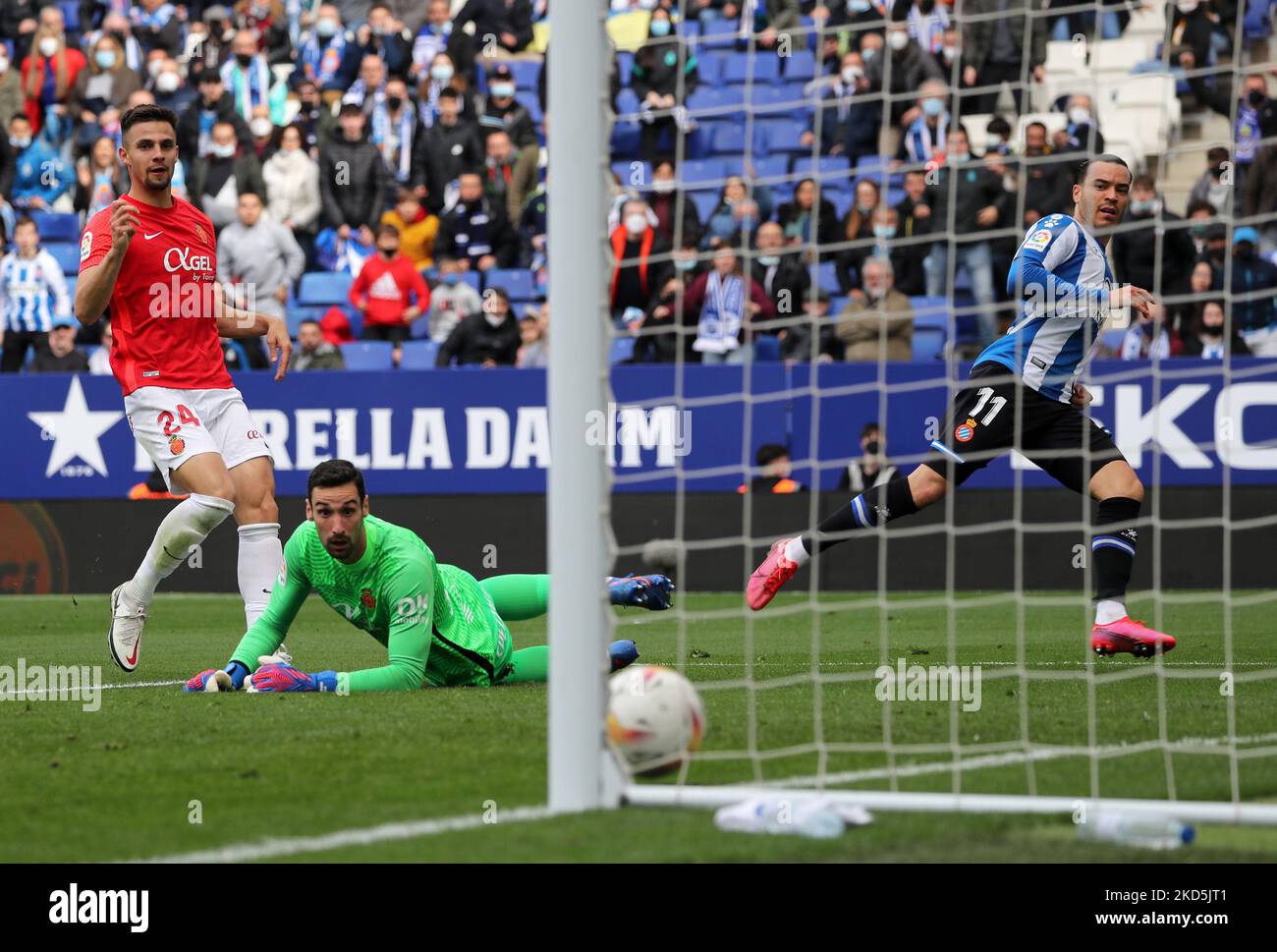 Raul de Tomas scores during the match between RCD Espanyol and RCD Mallorca, corresponding to the week 29 of the Liga Santander, played at the RCDE Stadium, in Barcelona, on 20th March 2022. (Photo by Joan Valls/Urbanandsport /NurPhoto) Stock Photo