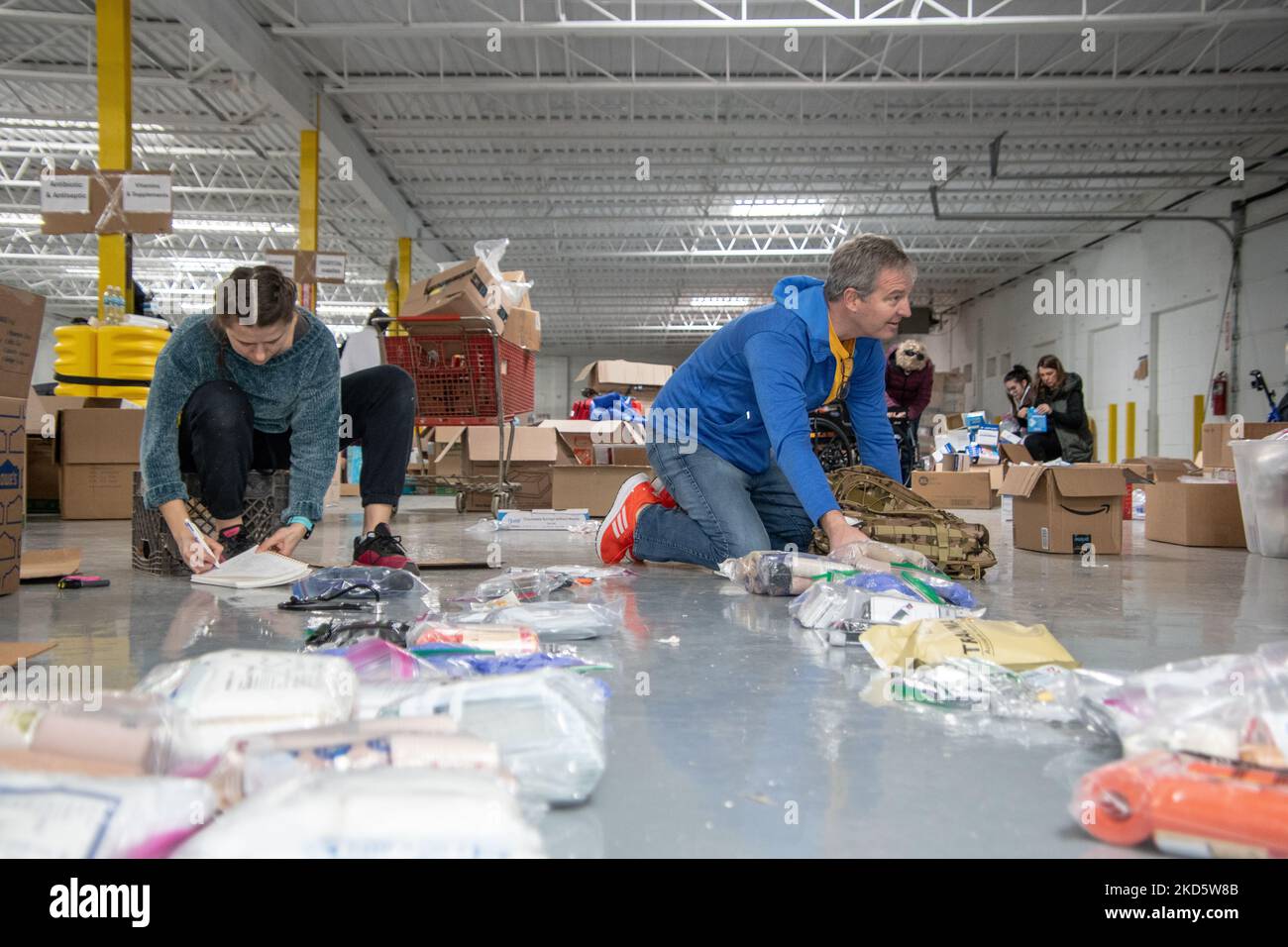 Volunteers with the Ukrainian-American Crisis Response Committee pack field medic bags on March 20, 2022 at Standard Trucking in Hamtramck, Michigan. The medical equipment will be shipped overseas to civilians and military personnel in Ukraine in the coming days. (Photo by Adam J. Dewey/NurPhoto) Stock Photo