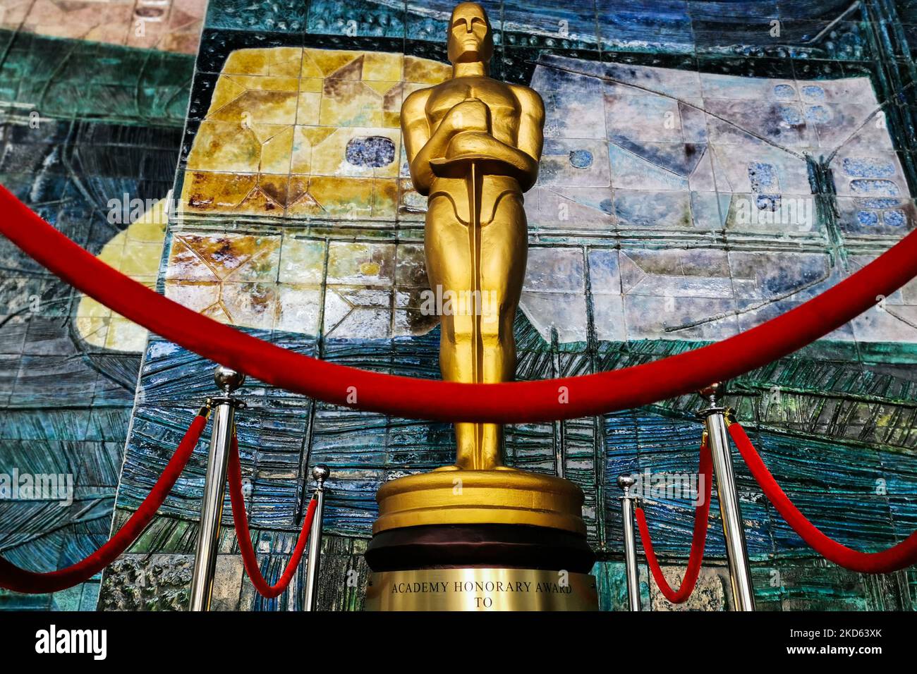 The Academy Award statuette giant replica is seen in Kino Kijow cinema a day before the 94th Oscars ceremony will take place in the Dolby Theatre in Hollywood, Los Angeles, California in the United states of America. Krakow, Poland on March 26, 2022. (Photo by Beata Zawrzel/NurPhoto) Stock Photo