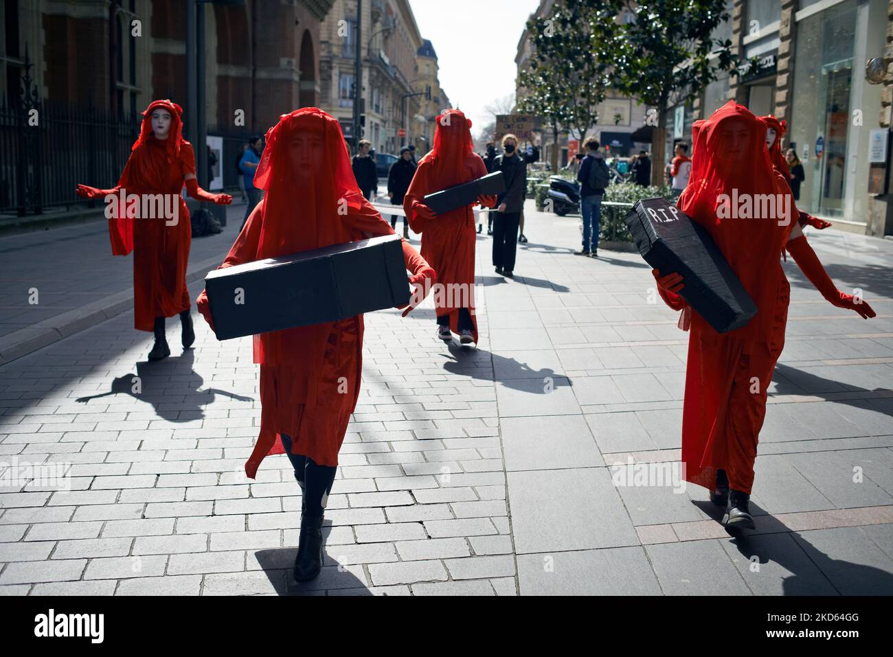 Xr women in red hi-res stock photography and images - Alamy