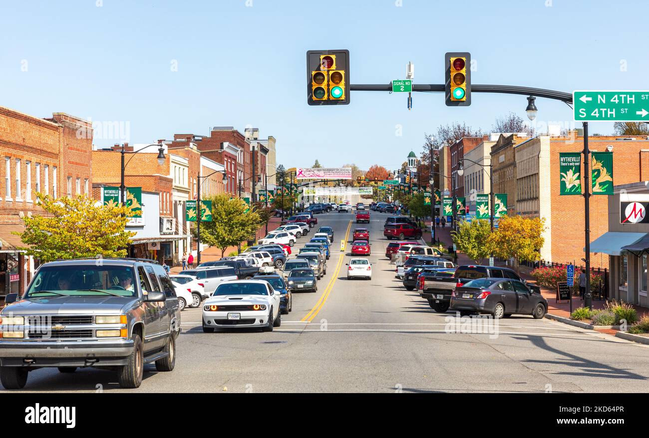 WYTHEVILLE, VA, USA-15 OCTOBER 2022: Wide-angle view of Main Street at 4th showing buildings and street busy with traffic and people. Stock Photo