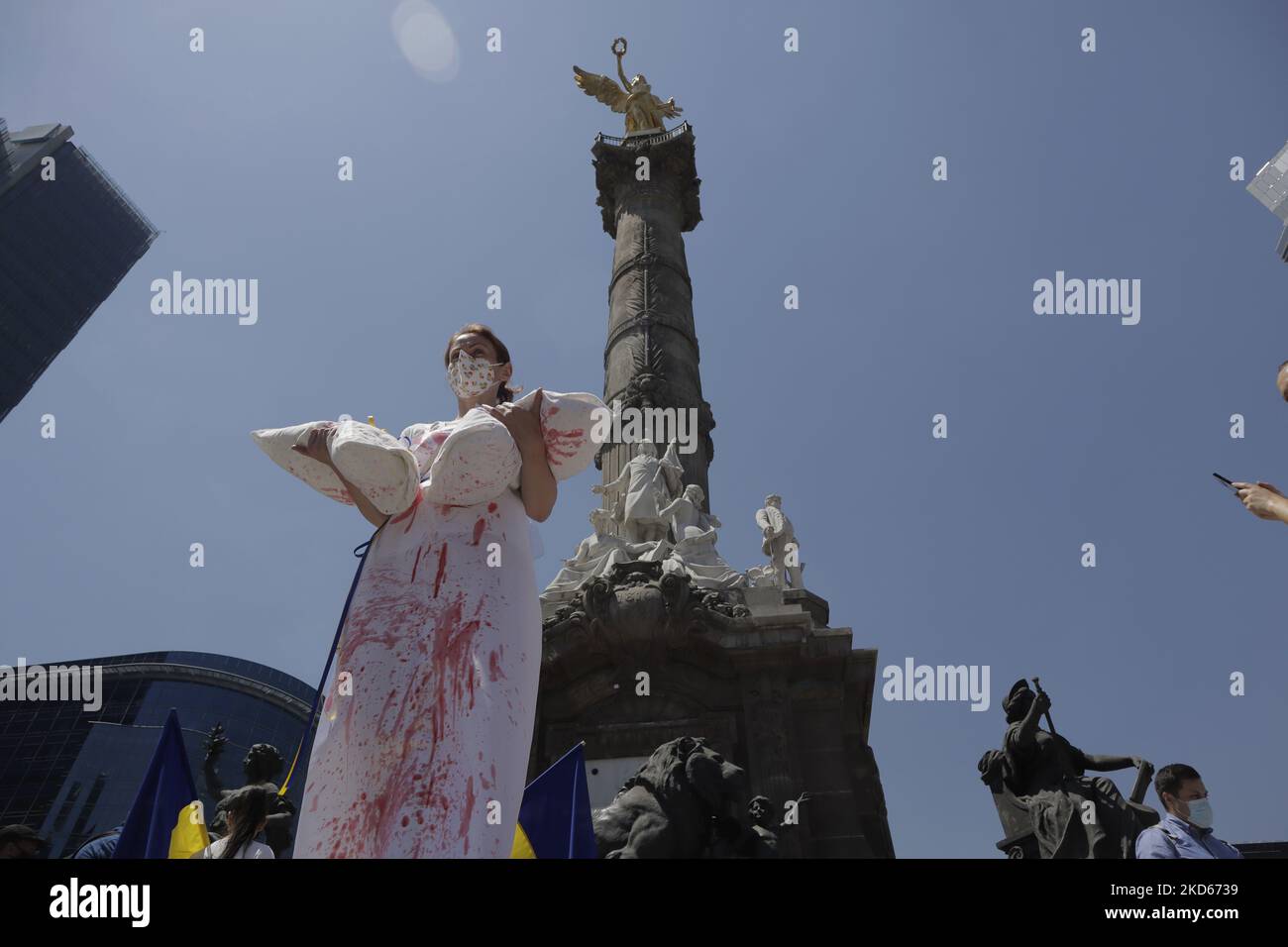 A woman from the Ukrainian community in Mexico City demonstrates at the Angel de la Independencia column against Russian President Vladimir Putin, after he ordered the start of a military strategy in several Ukrainian cities. (Photo by Gerardo Vieyra/NurPhoto) Stock Photo