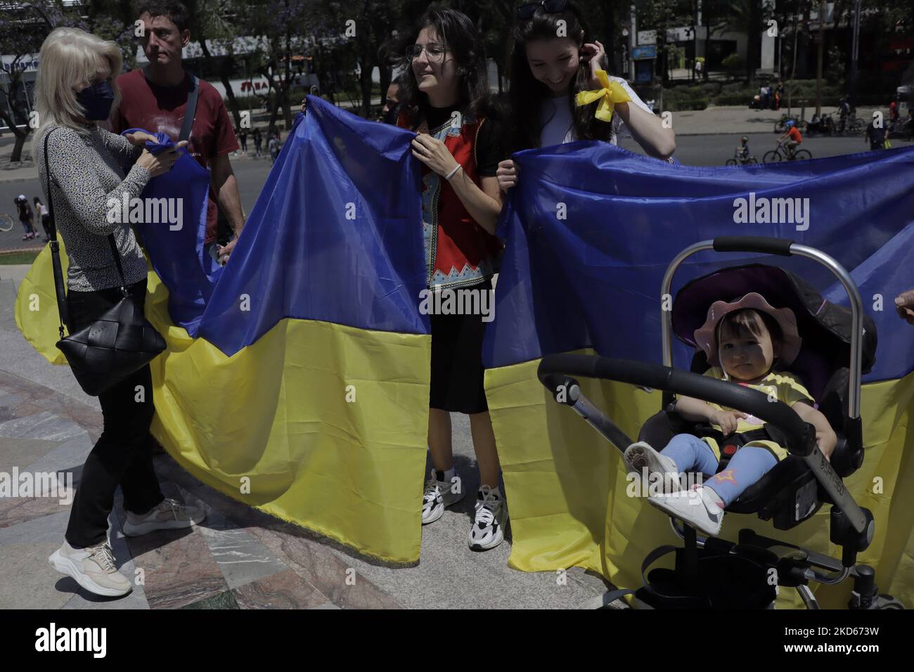 Members of the Ukrainian community in Mexico City hold flags while demonstrating at the Angel de la Independencia column against Russian President Vladimir Putin, after he ordered the start of a military strategy in several Ukrainian cities. (Photo by Gerardo Vieyra/NurPhoto) Stock Photo
